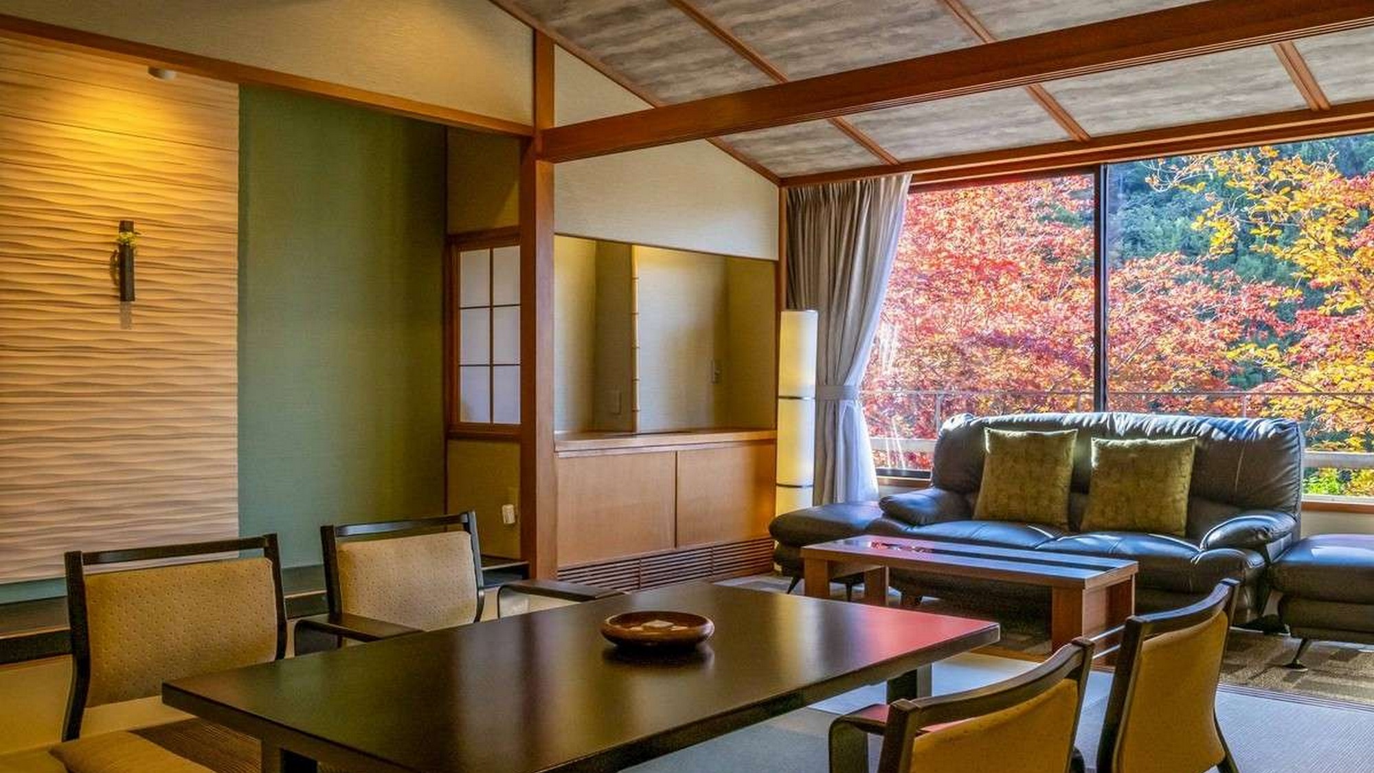 まるで絵画のように美しい、色づく秋の景色を独り占め。万葉館和モダン客室