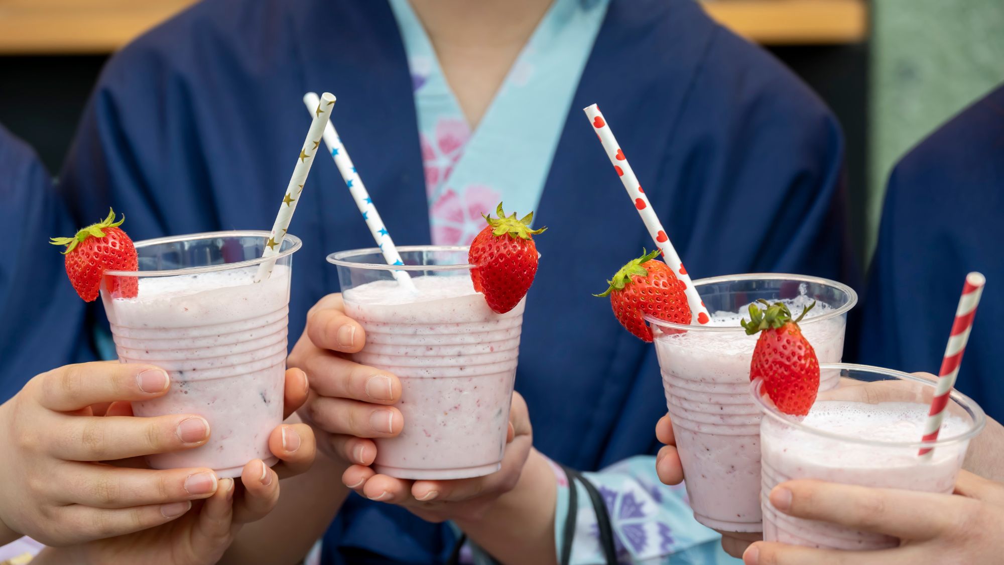 石段街中腹「strawberry bomb」さんでは新鮮な地元のいちごを使ったいちごミルクが人気