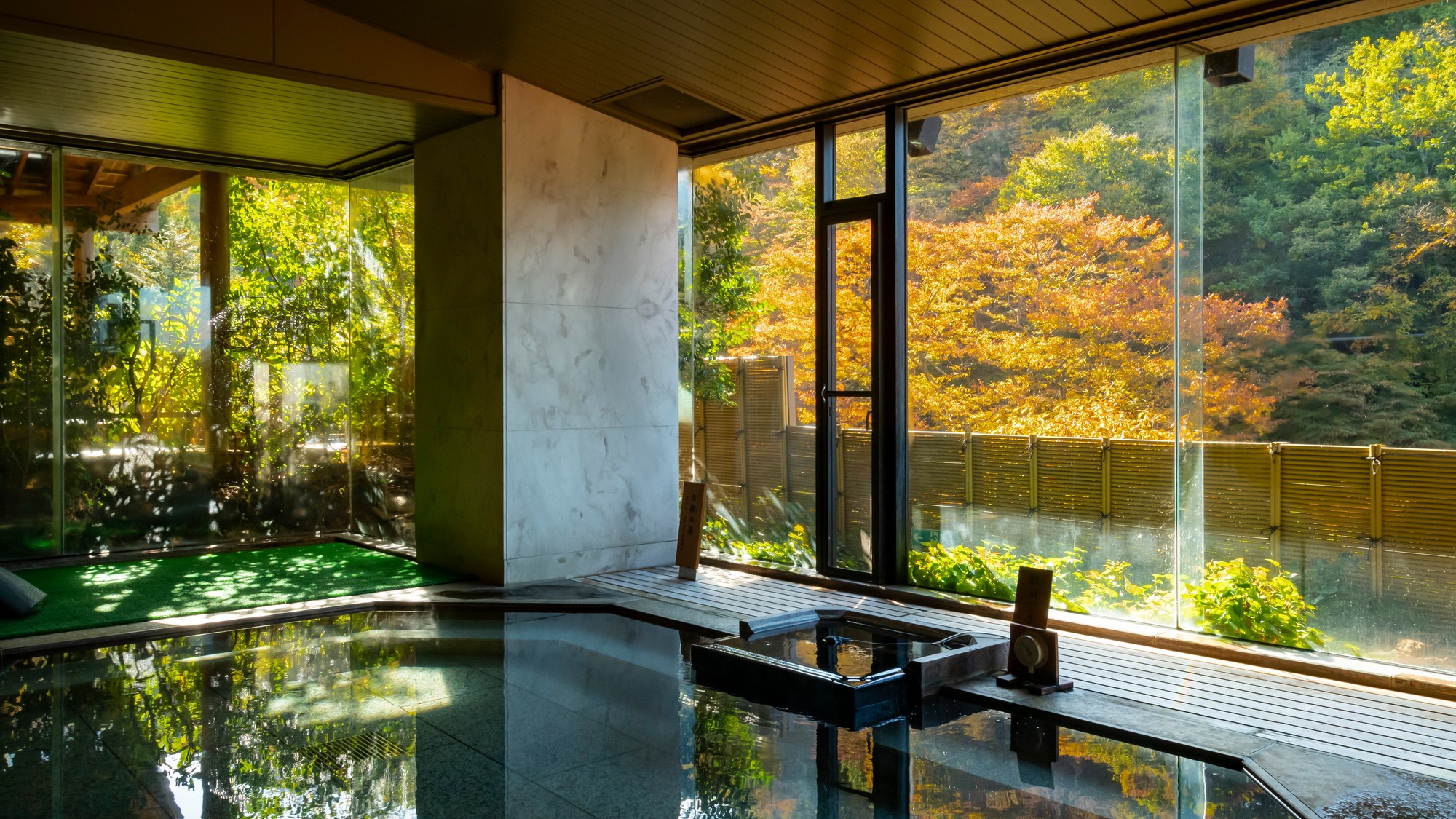 大浴場から眺める奥伊香保の景色。一面の山々を眺められるのは当宿の自慢の一つ。