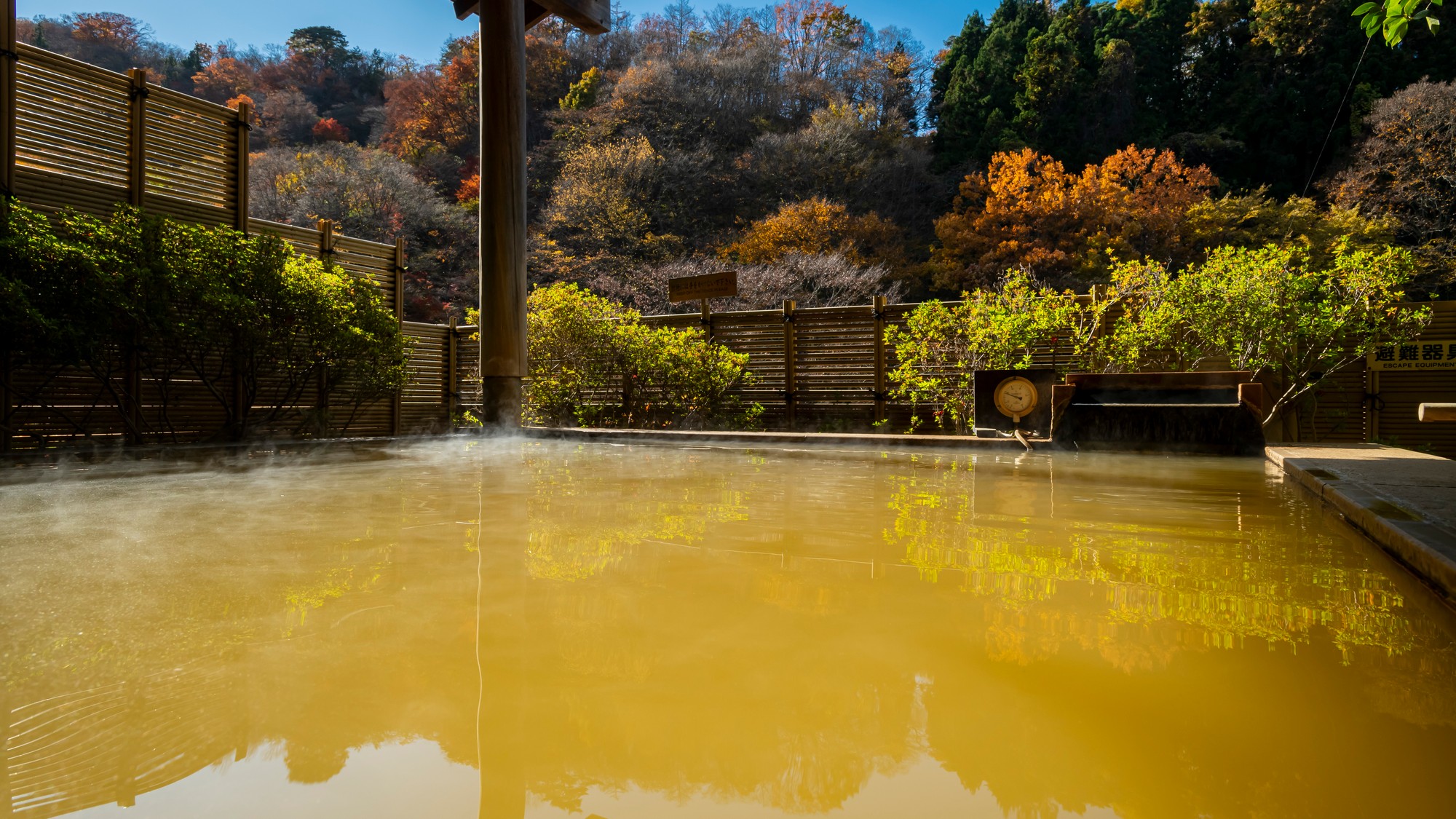 露天風呂　朝には小鳥の鳴き声もすがすがしく心地よいひととき。