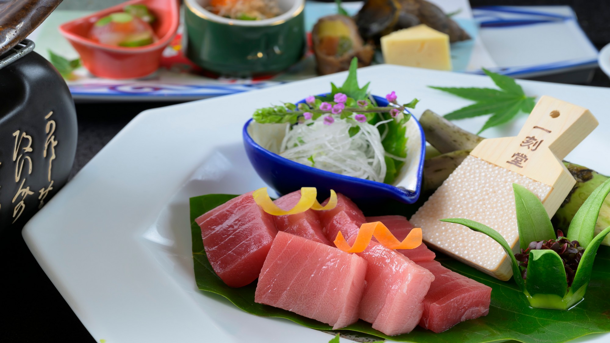 生鮪のお造りは新鮮なわさびをつけて。福一でしか食べられない、夏の美食をこころゆくまでお楽しみ下さい。