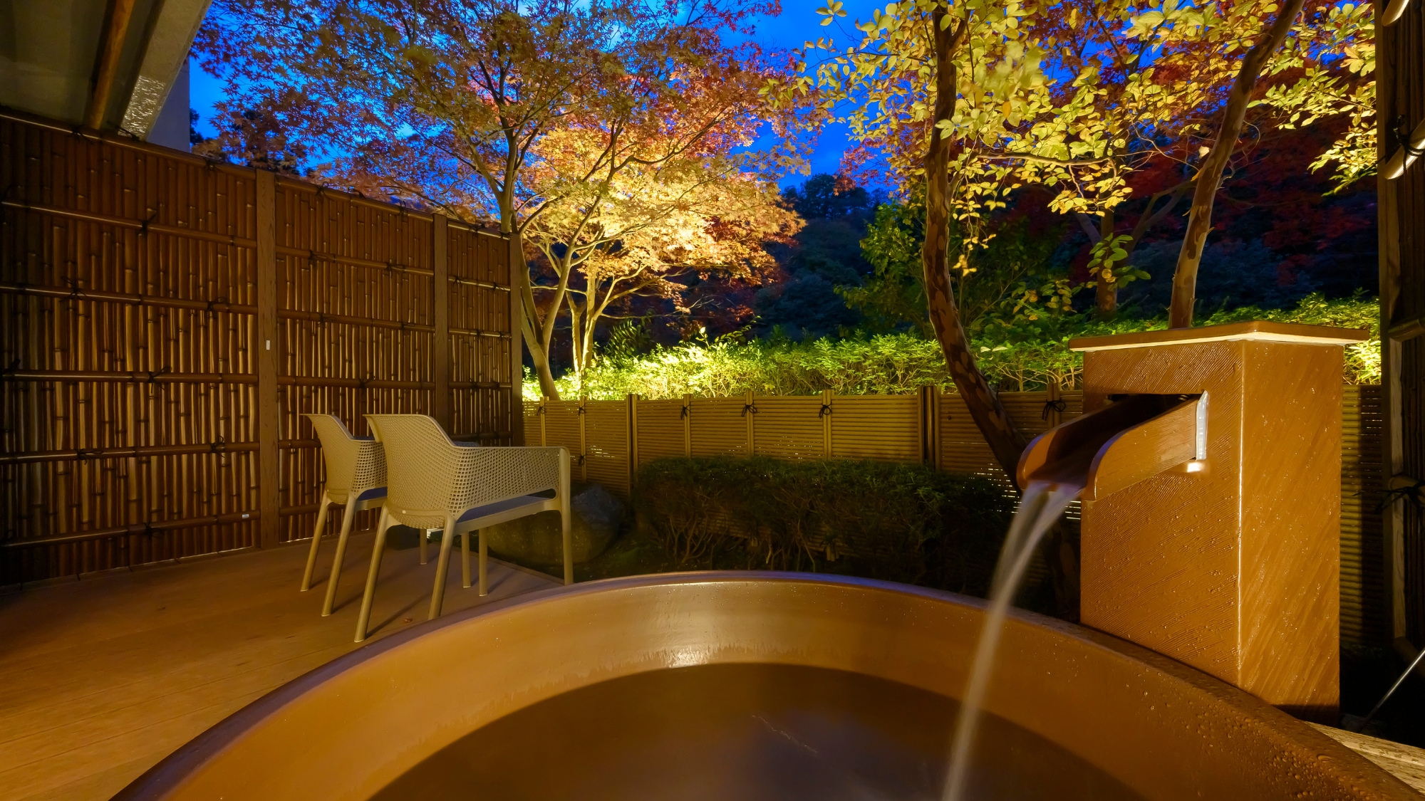 日暮れにはライトアップされる専用庭園。幻想的な雰囲気に。