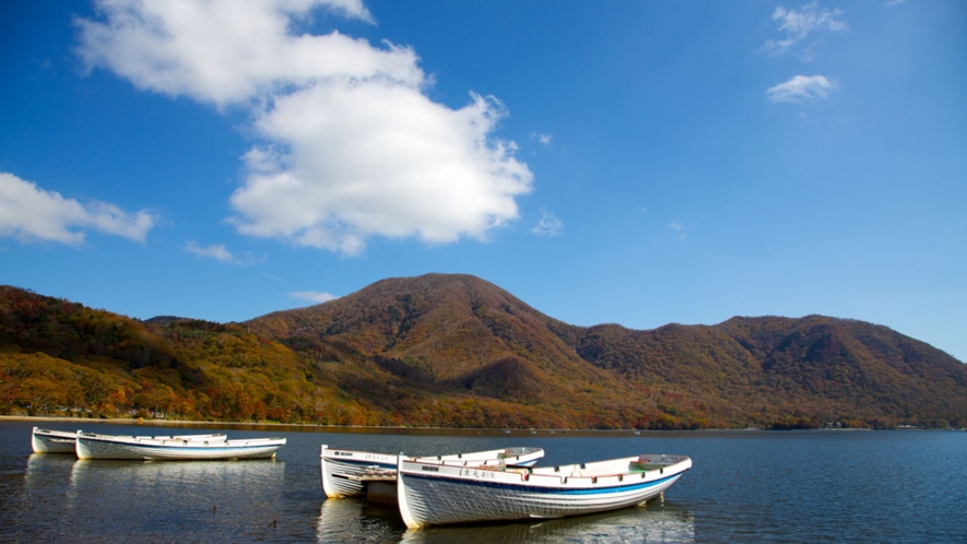 赤城山のカルデラ湖「赤城大沼」周辺よりも少し早めに色づき始めます。