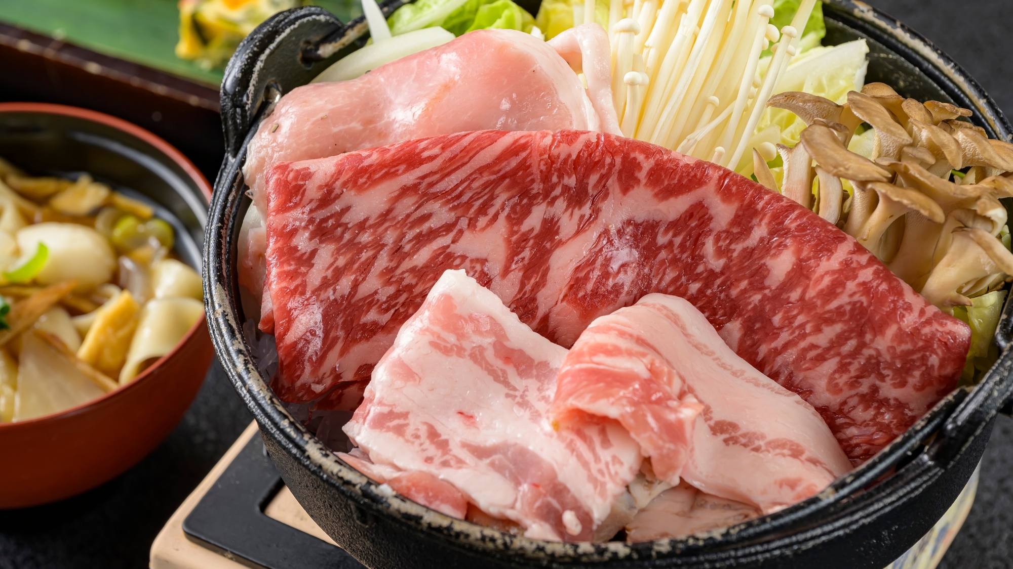 国産牛と豚肉の相盛りすき鍋。体もほかほか温まります。