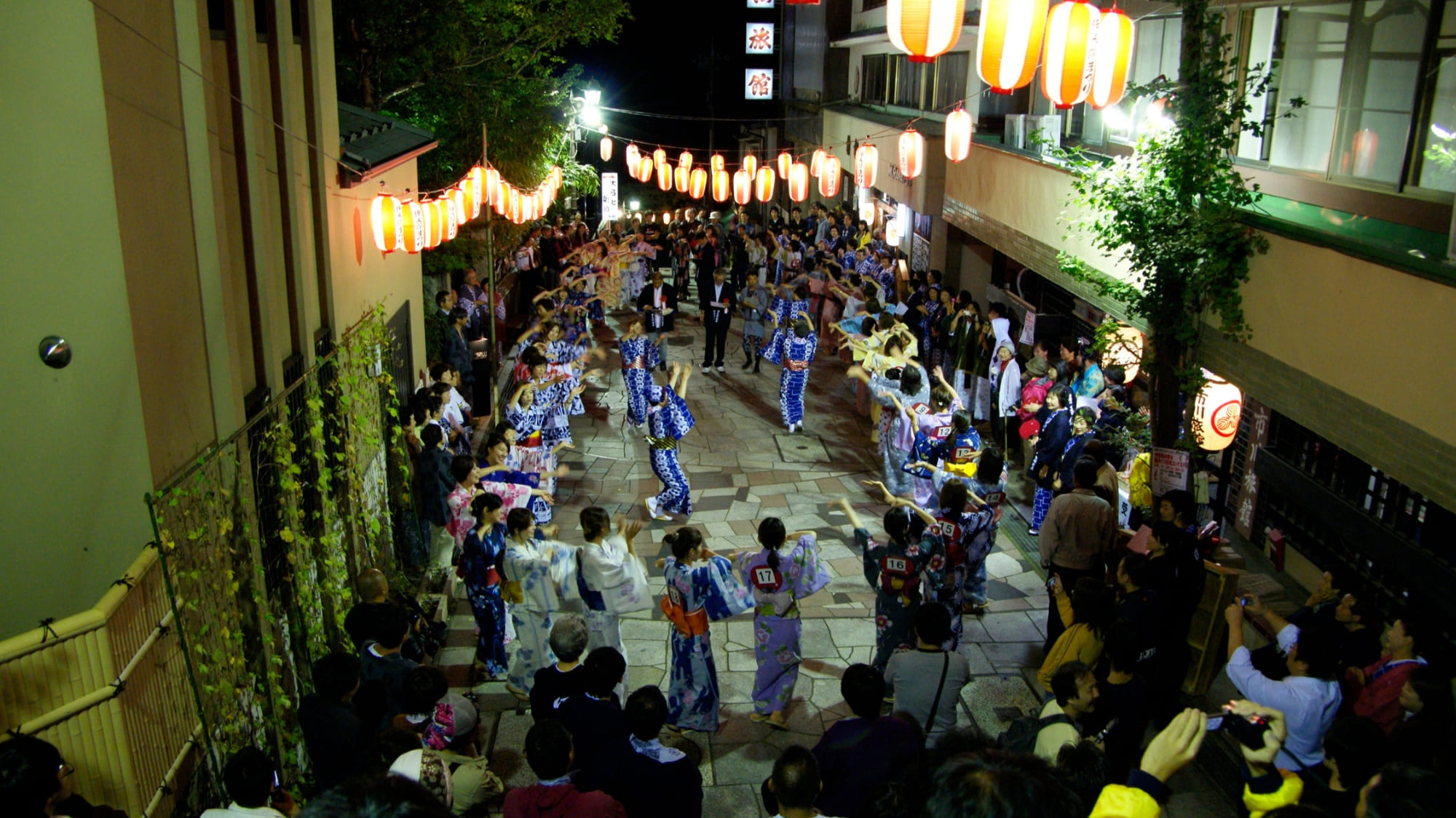 伊香保まつり期間中は、旅館の女将さんや町内の皆様による盆踊りも開催されます。
