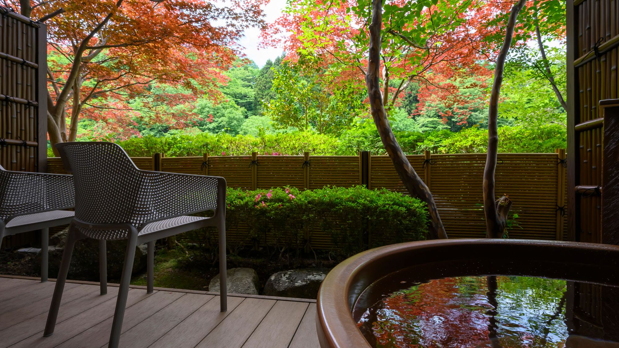 デッキにはガーデンチェアも。自然に身をゆだねてごゆっくりとお寛ぎ下さい。万葉館露天風呂付客室