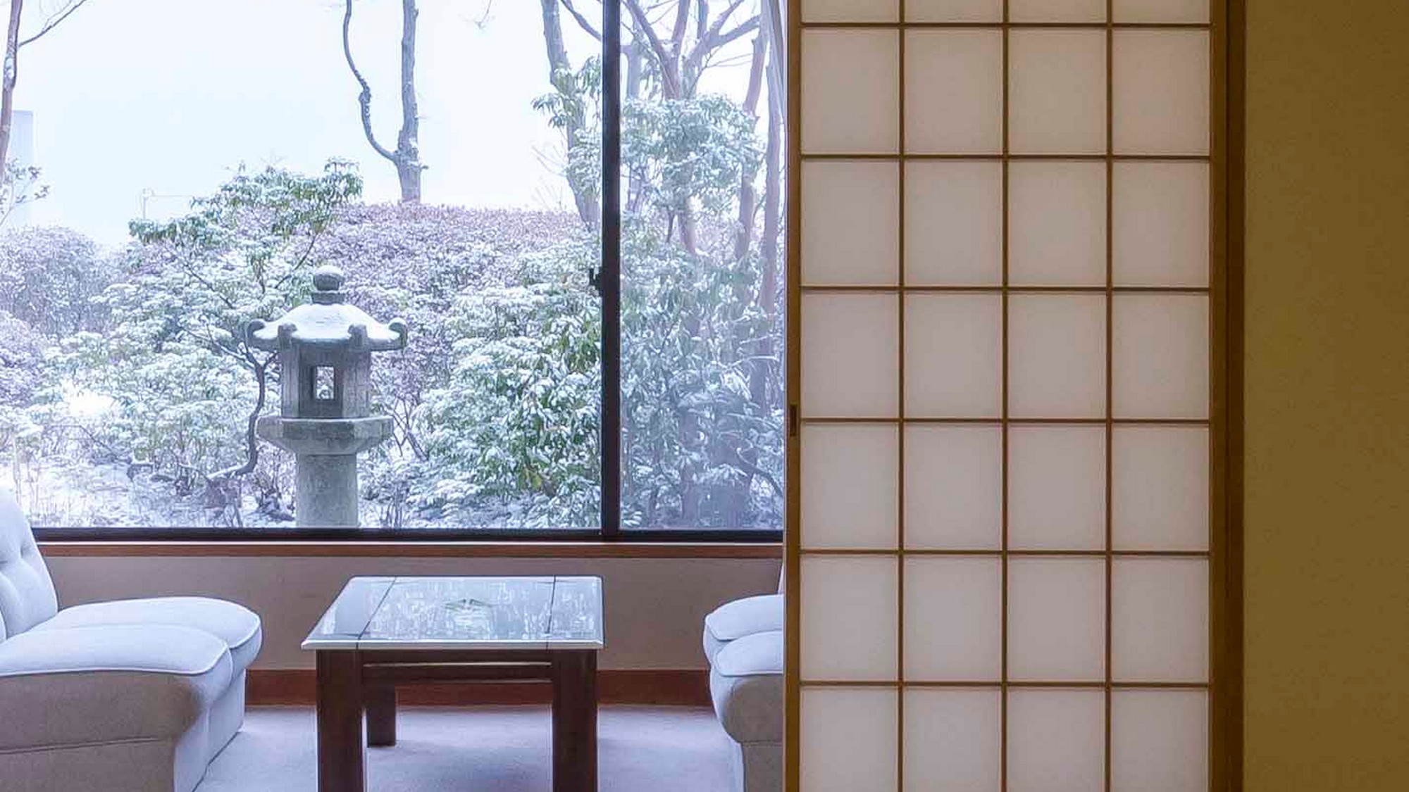 庭園付きの客室では、冬の景色を眺めて。