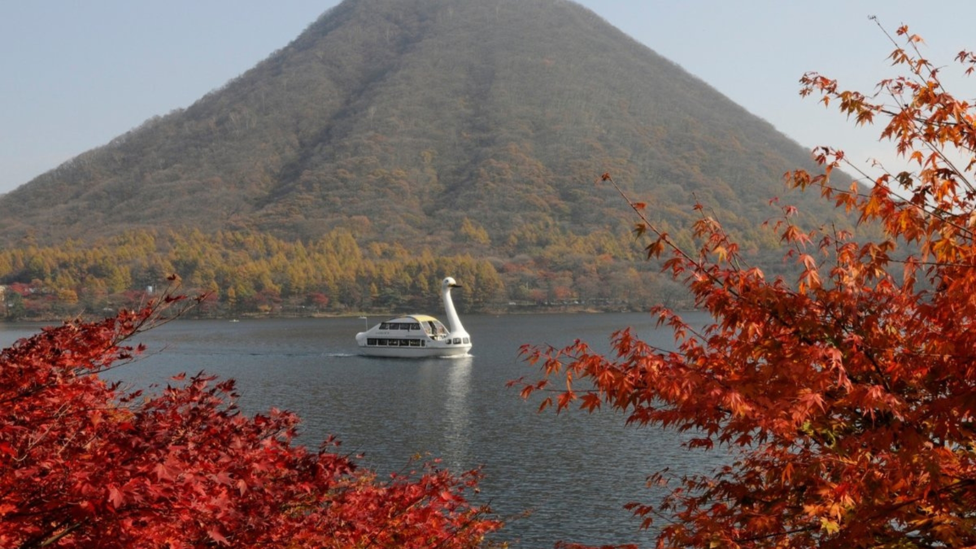 湖と紅葉のコントラストがよく映える秋の榛名湖。