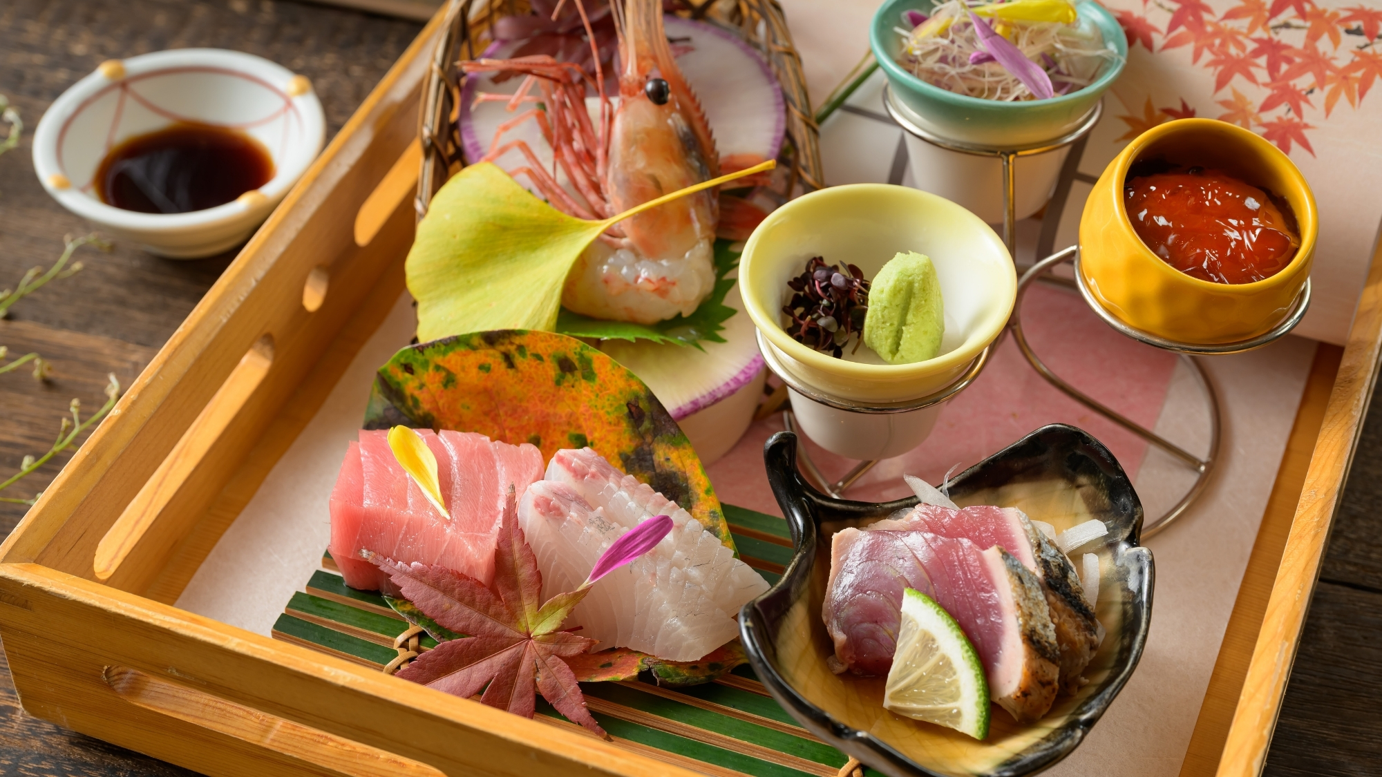 旬のお造りも秋らしい彩りで。秋の万葉創作和会席より。