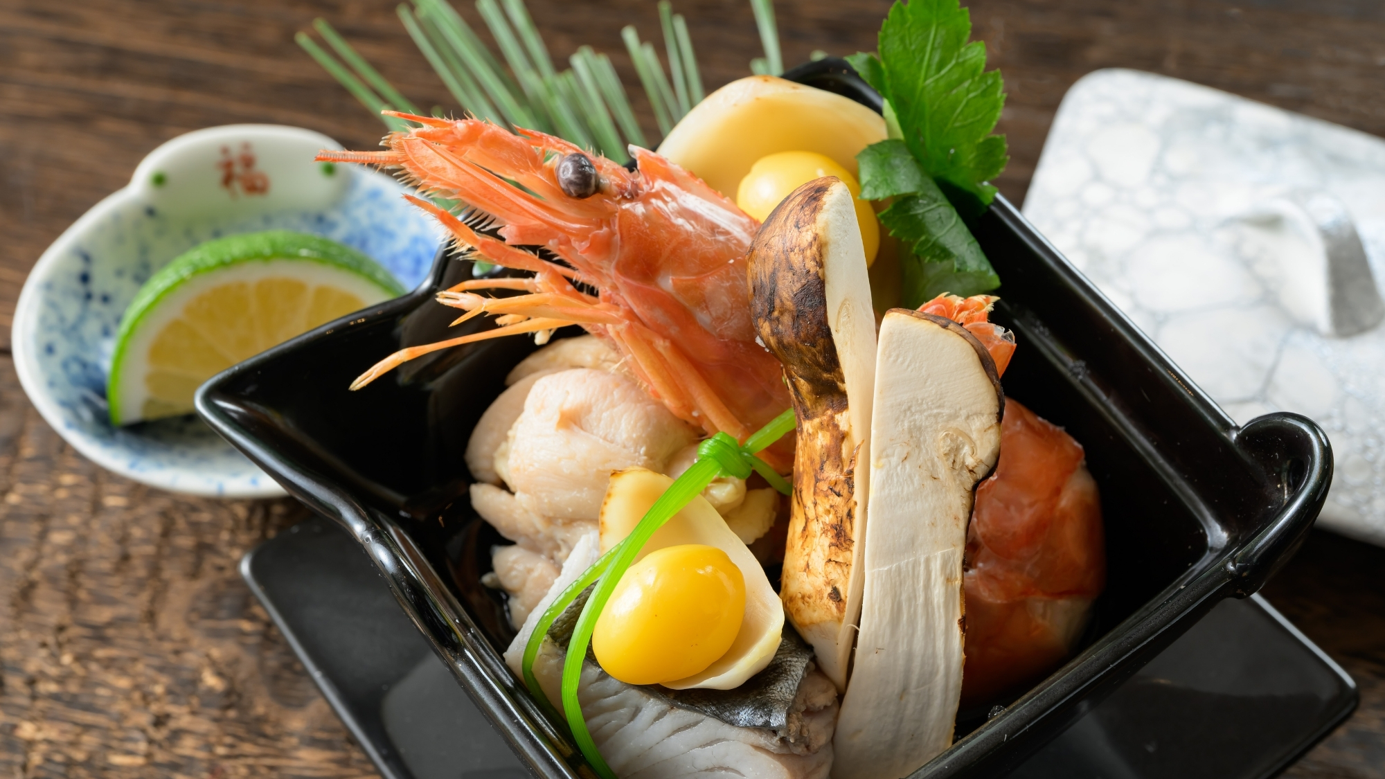 旬の食材を贅沢に詰め込んだ土瓶蒸し。ほっとあたたまる福一の秋のお料理。