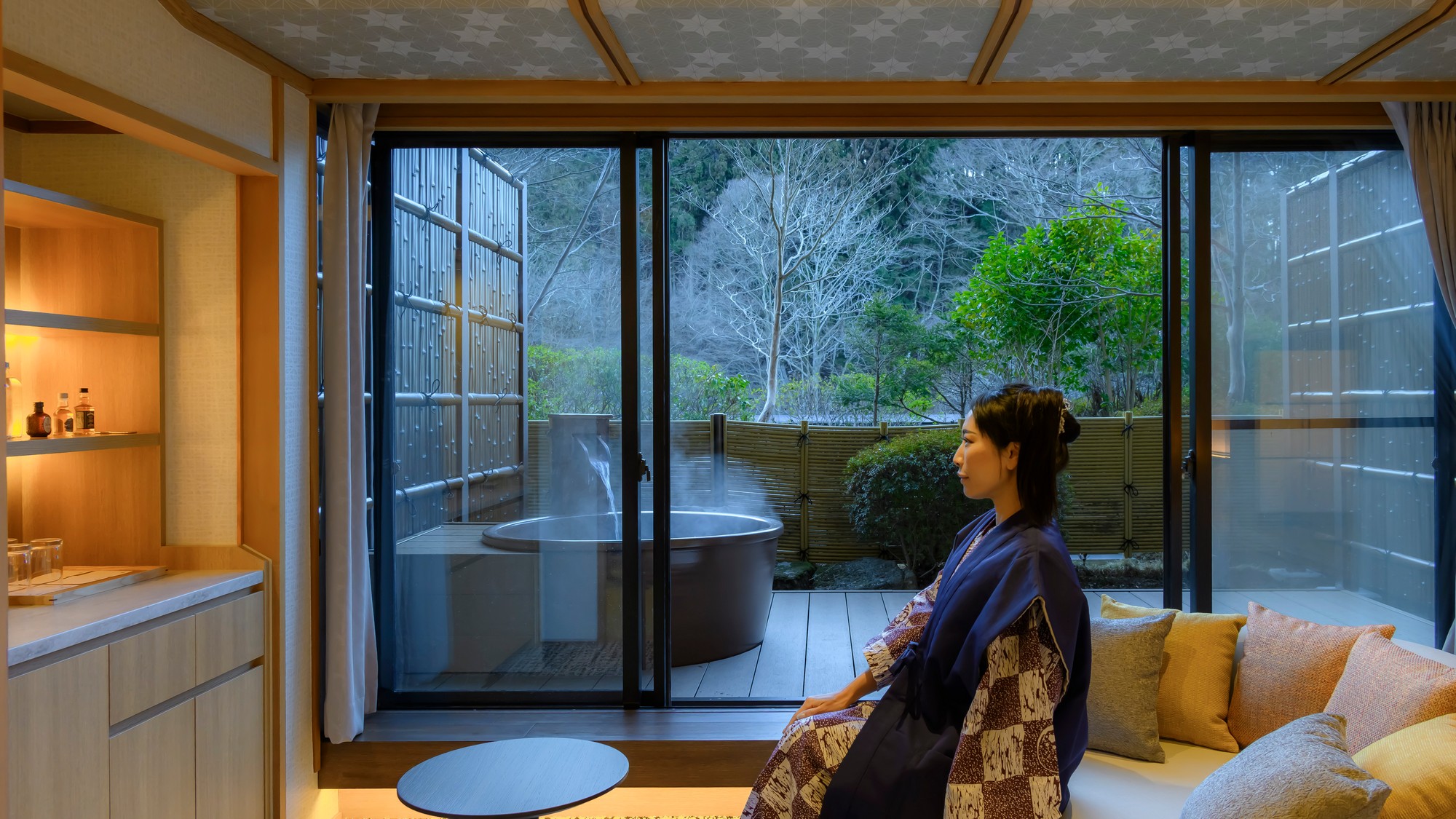 大きな窓から庭園を見渡す開放的なお部屋です。