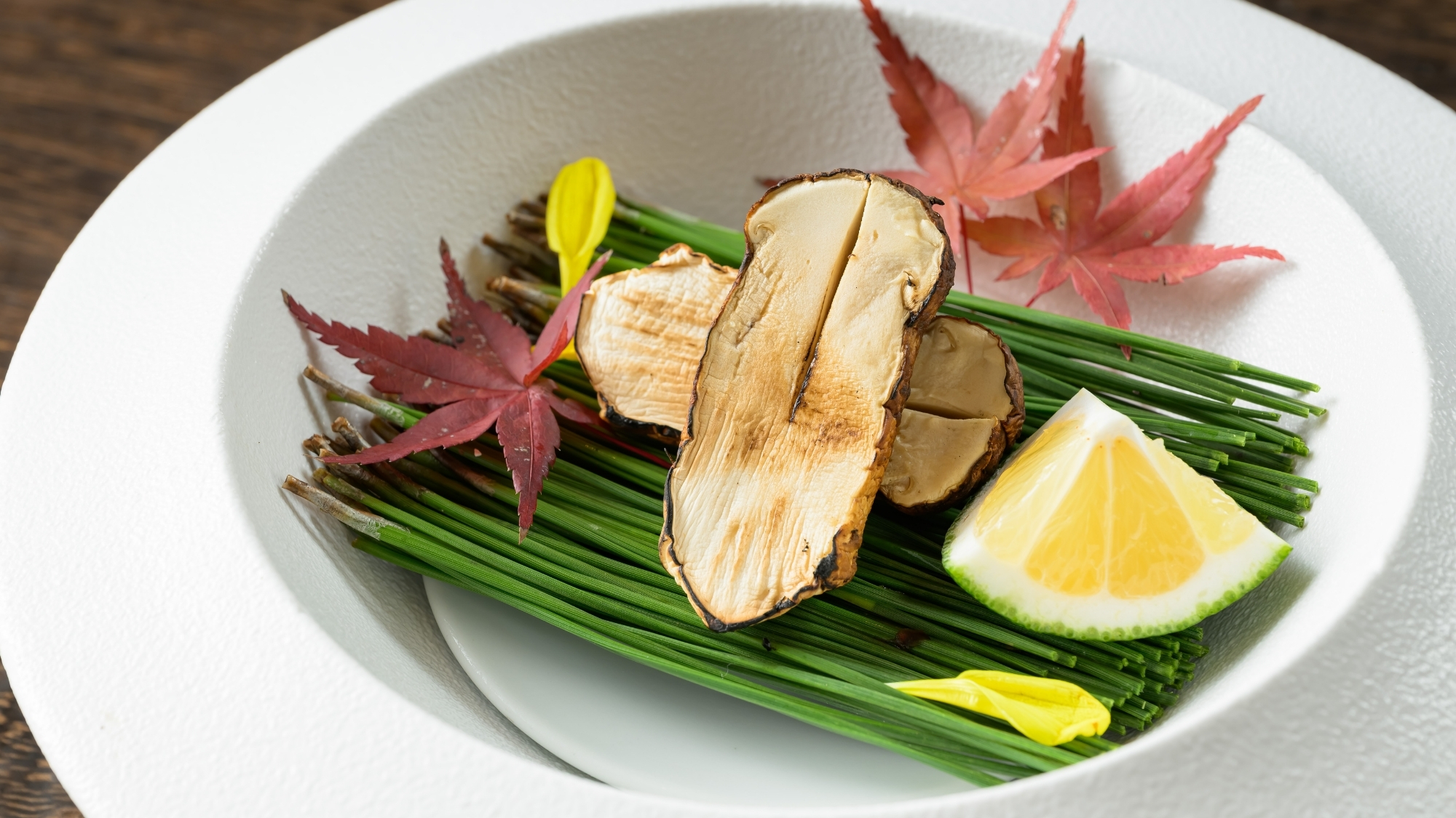 秋の訪れを感じる一品、焼松茸。実りの秋の厳選食材を存分にご堪能ください。