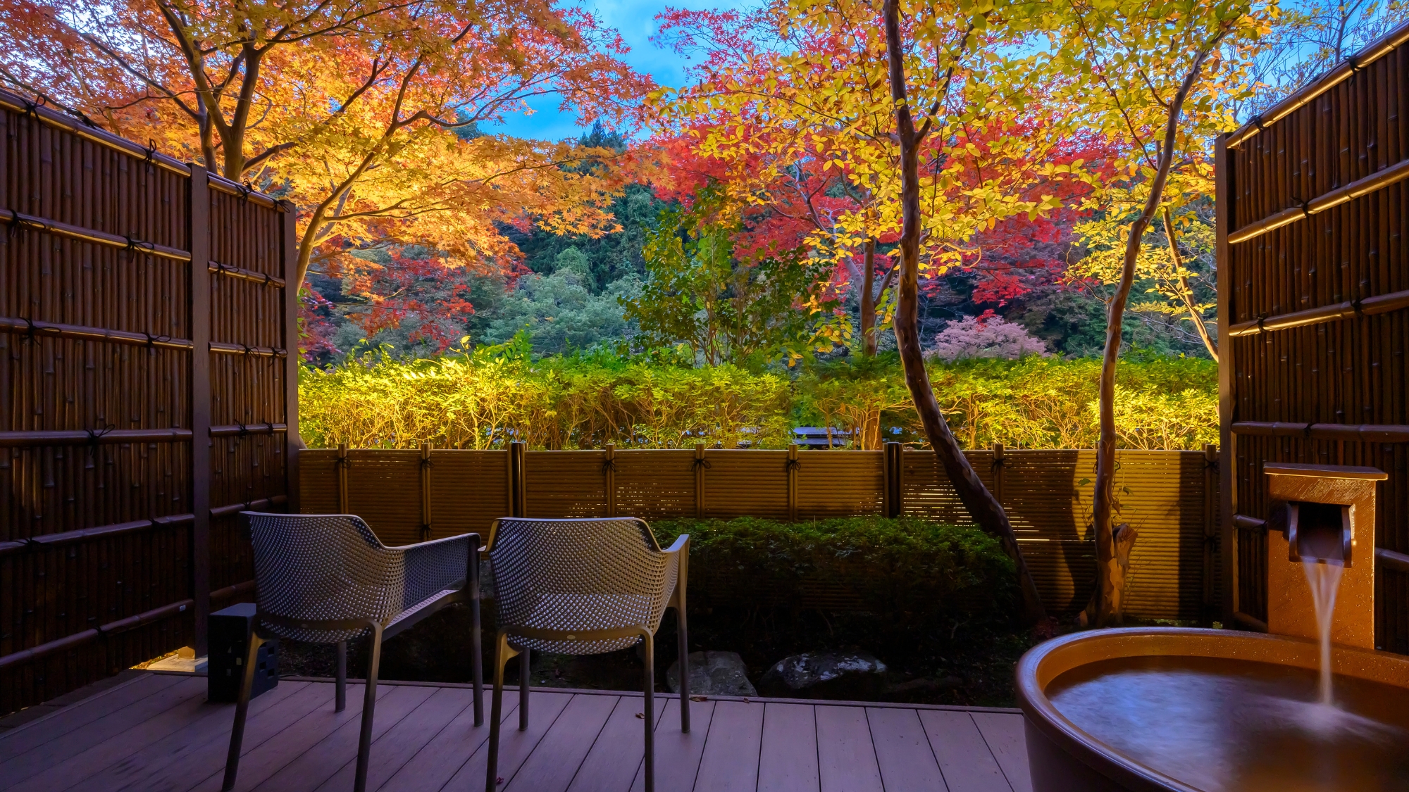  秋の専用庭園。美しく色づく赤や黄の木々に空の青色も合わさって息をのむ絶景に。
