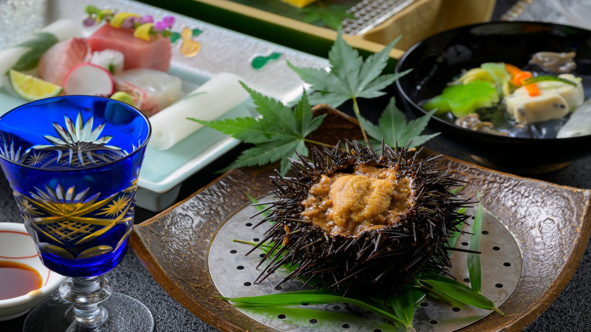 料理長が素材を厳選した旬のお造り。美しく飾られた、まるで芸術品のような一品です。