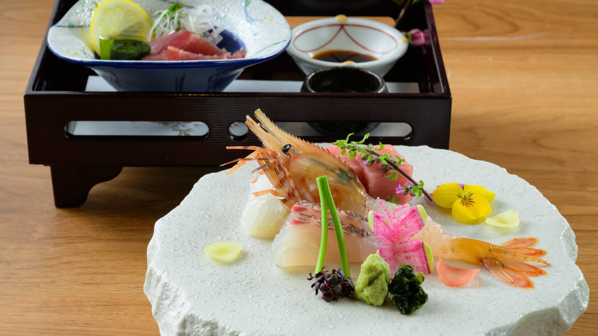 春の彩りを添えたお造り。食材をじっくり味わう至福のひとときをどうぞ。