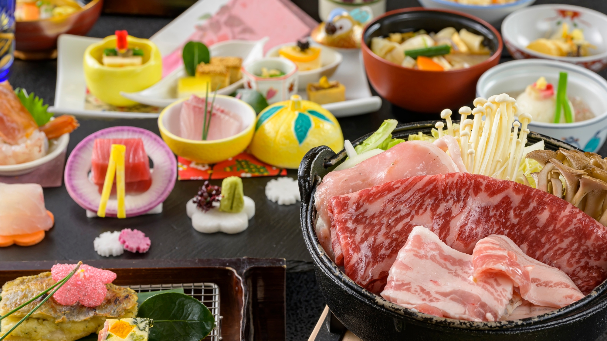 冬の千樹味覚会席。人気のすき焼き鍋は国産牛と豚の食べ比べ相盛り鍋をご用意します。