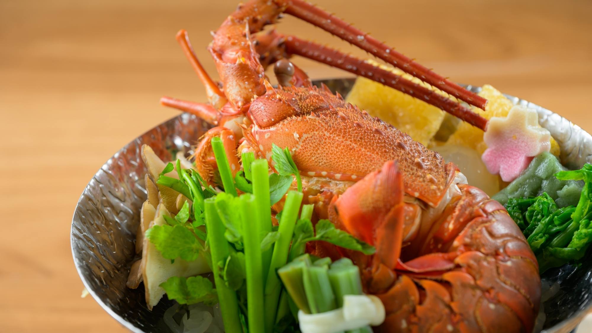 春の万葉創作和会席より。イセエビ鍋。見た目にも華やかな春の逸品です。