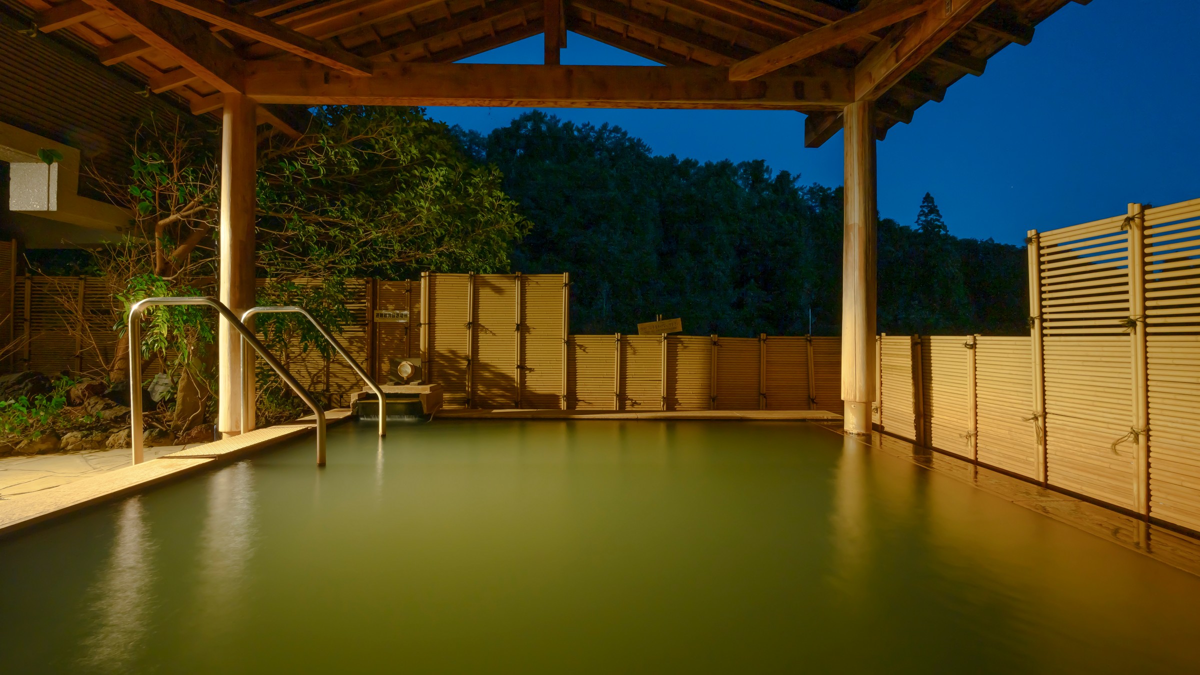 奥伊香保にも朝がやってきます。静かで落ち着いた雰囲気の露天風呂。