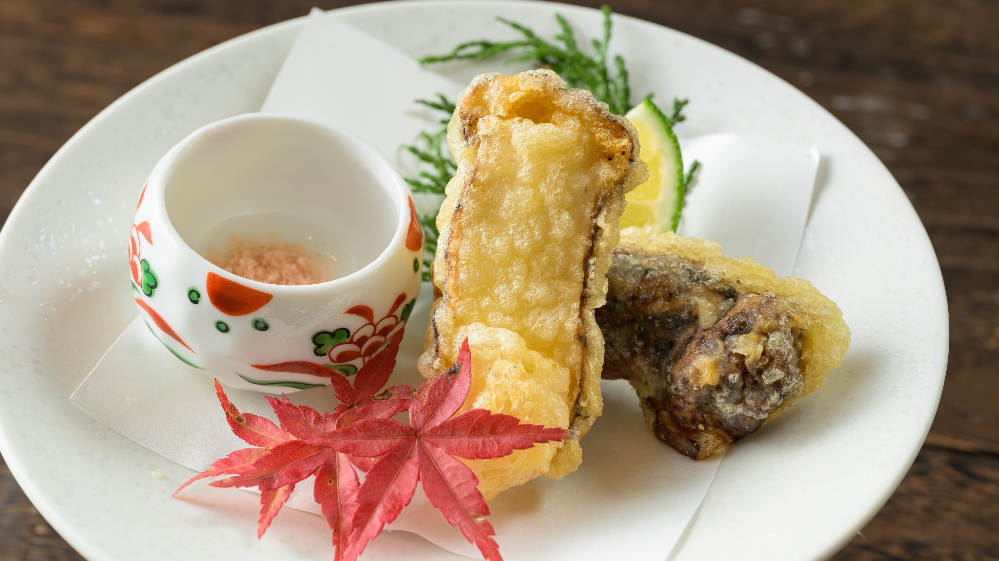 秋の味覚、松茸を天ぷらで。風味豊かな一品をどうぞ。