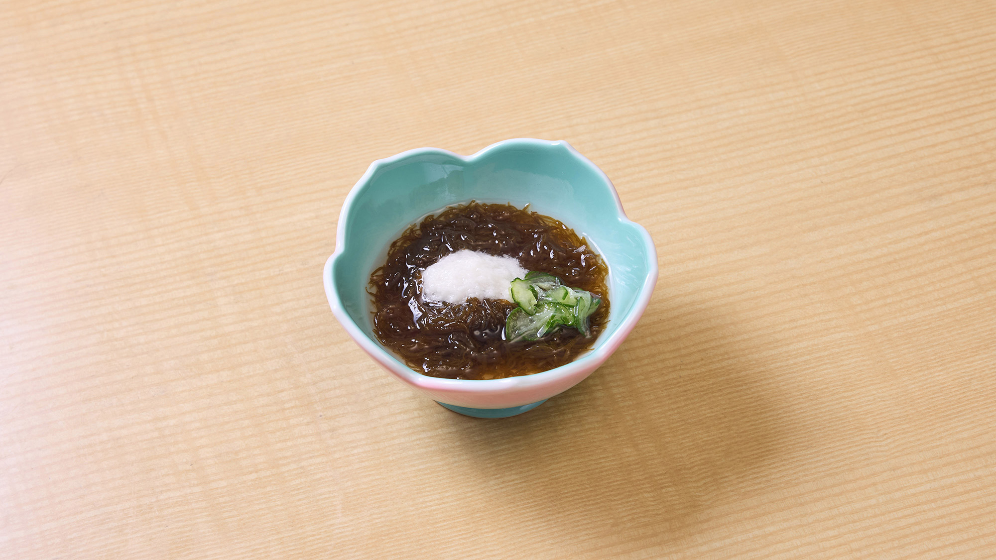 ・【夕食一例】体に優しいもずく酢。独特の食感と、ほんのりとした酸味が食欲をそそります