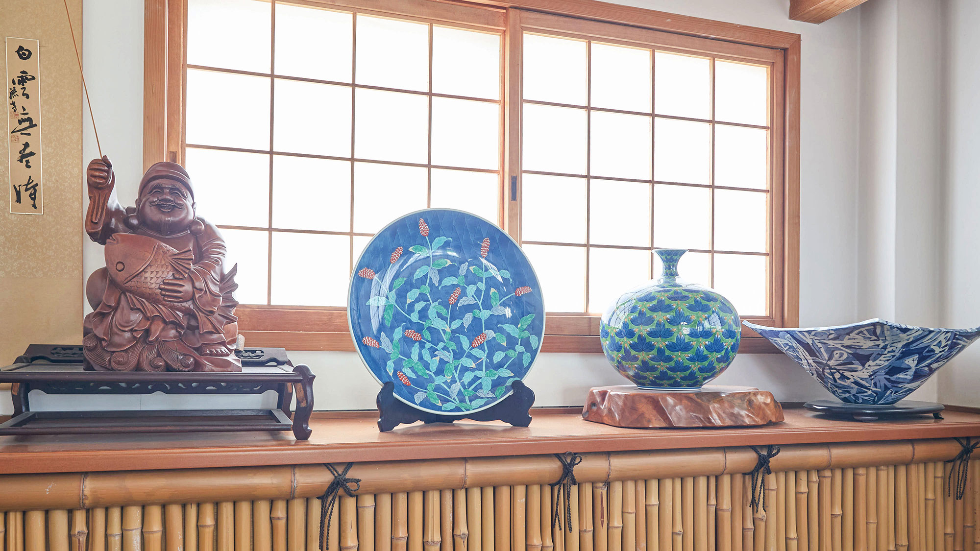 ・【ロビー】恵比寿様と美しい陶器が並ぶ、おもてなしの空間。お客様を温かくお出迎えいたします