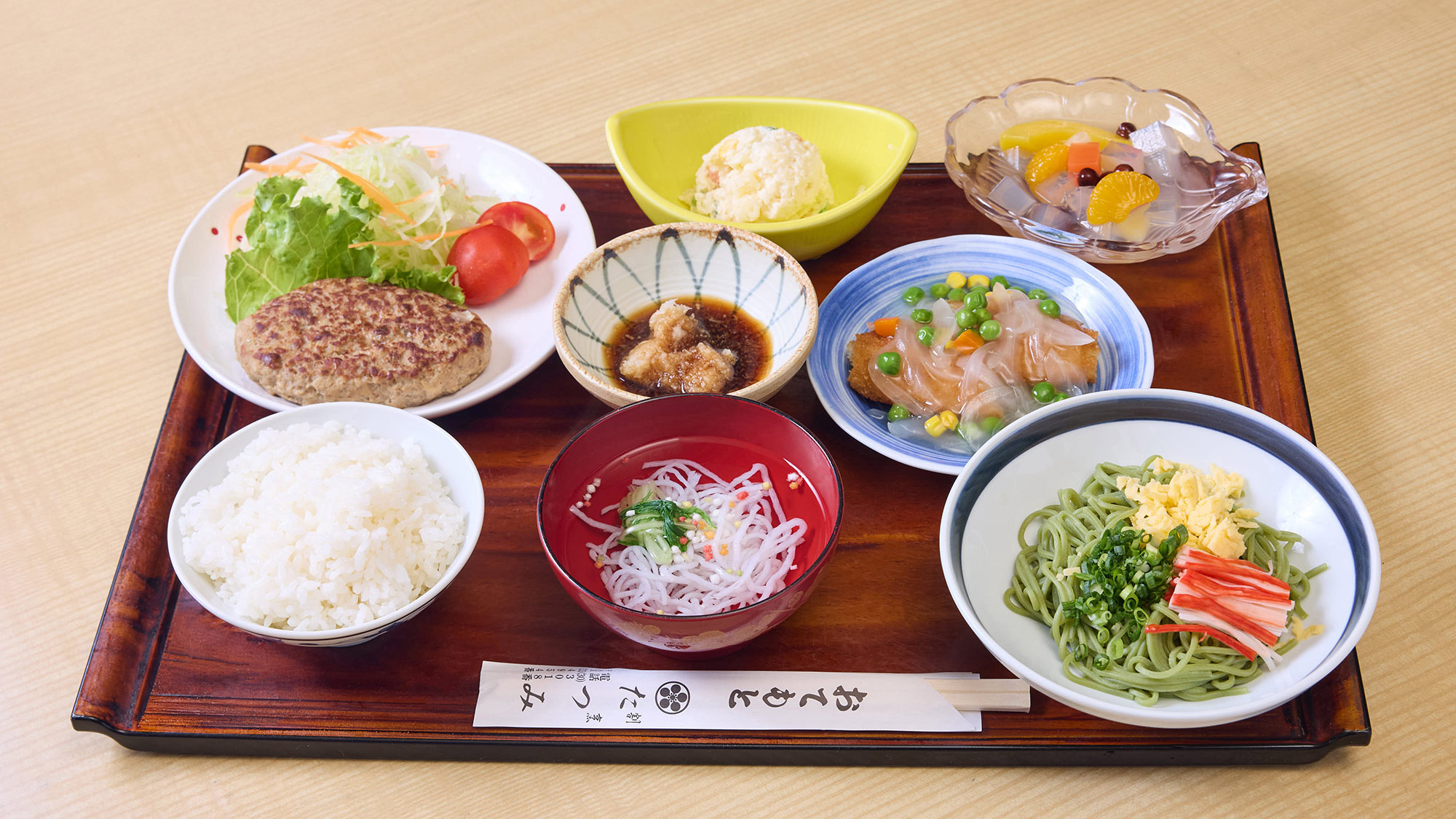 ・【夕食一例】彩り豊かな夕食。一品一品丁寧に作られ、どれから食べるか迷ってしまいます