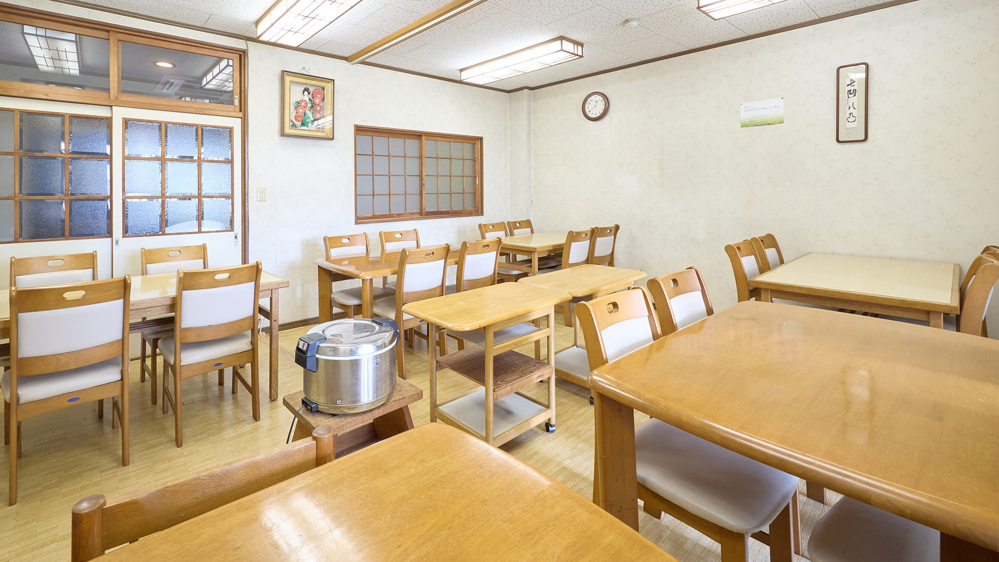 ・【お食事会場】大人数対応の食事会場。手作りの日替わり料理と、ご飯のお替り自由で大満足