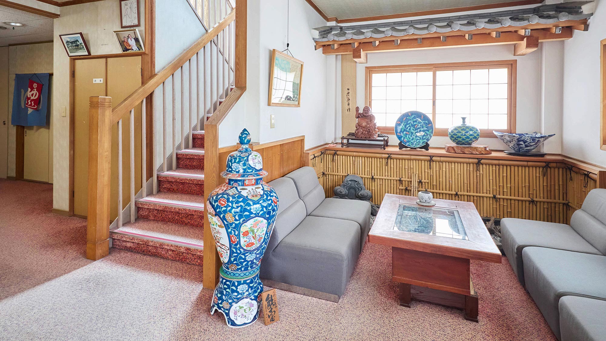 ・【ロビー】趣のある竹の間仕切りと陶器が印象的。旅館らしい落ち着いた和のロビーでお迎えします