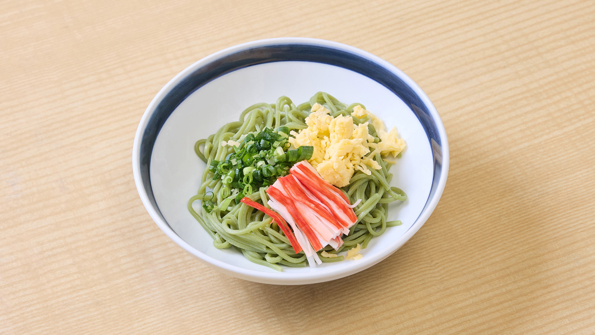 ・【夕食一例】彩り豊かな茶そば。涼やかな見た目と上品な味わいで、食欲をそそります