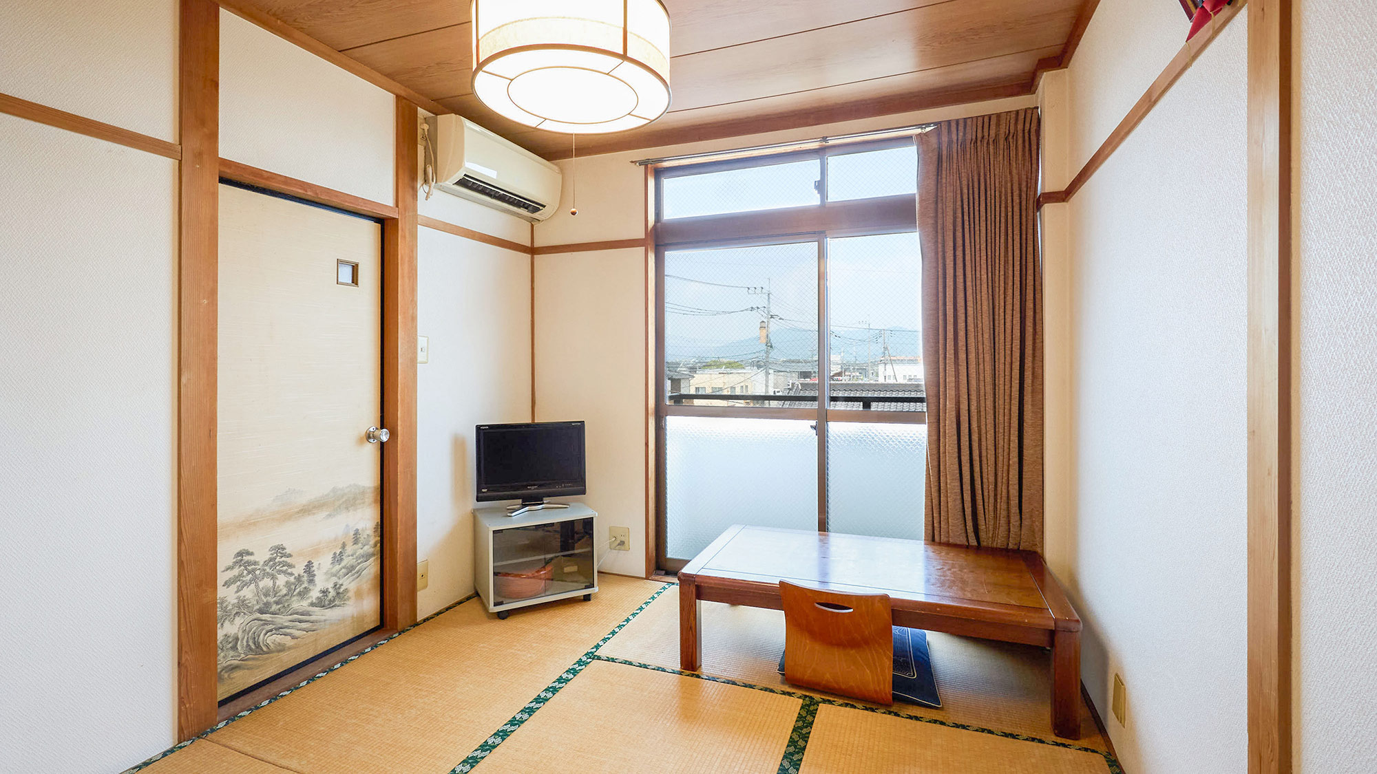 ・【和室6畳】エアコン完備で安心。布団を敷いて手足を伸ばしてお寛ぎいただけます