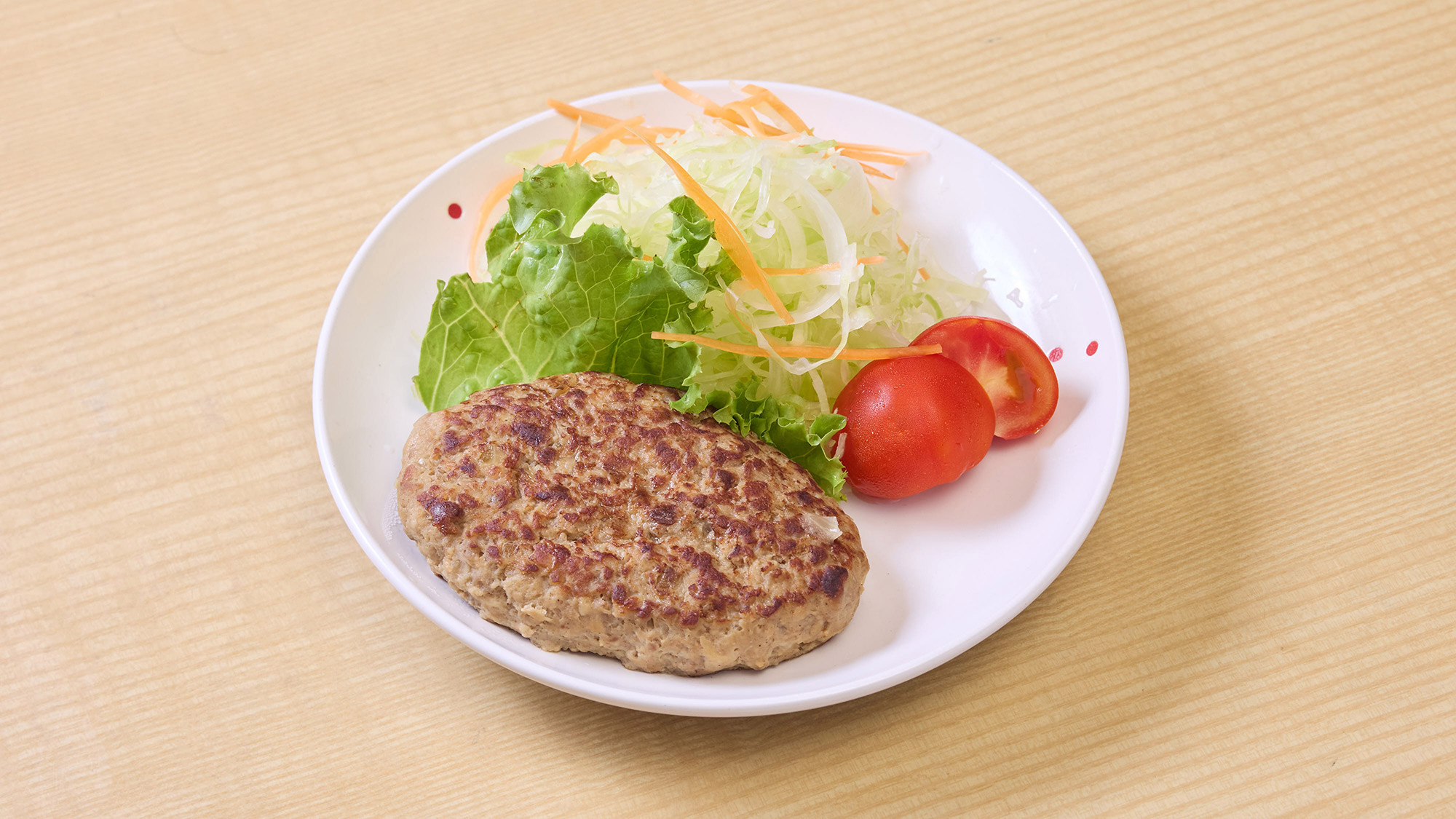 ・【夕食一例】ジューシーなハンバーグと彩り野菜。見た目も華やかな一皿です
