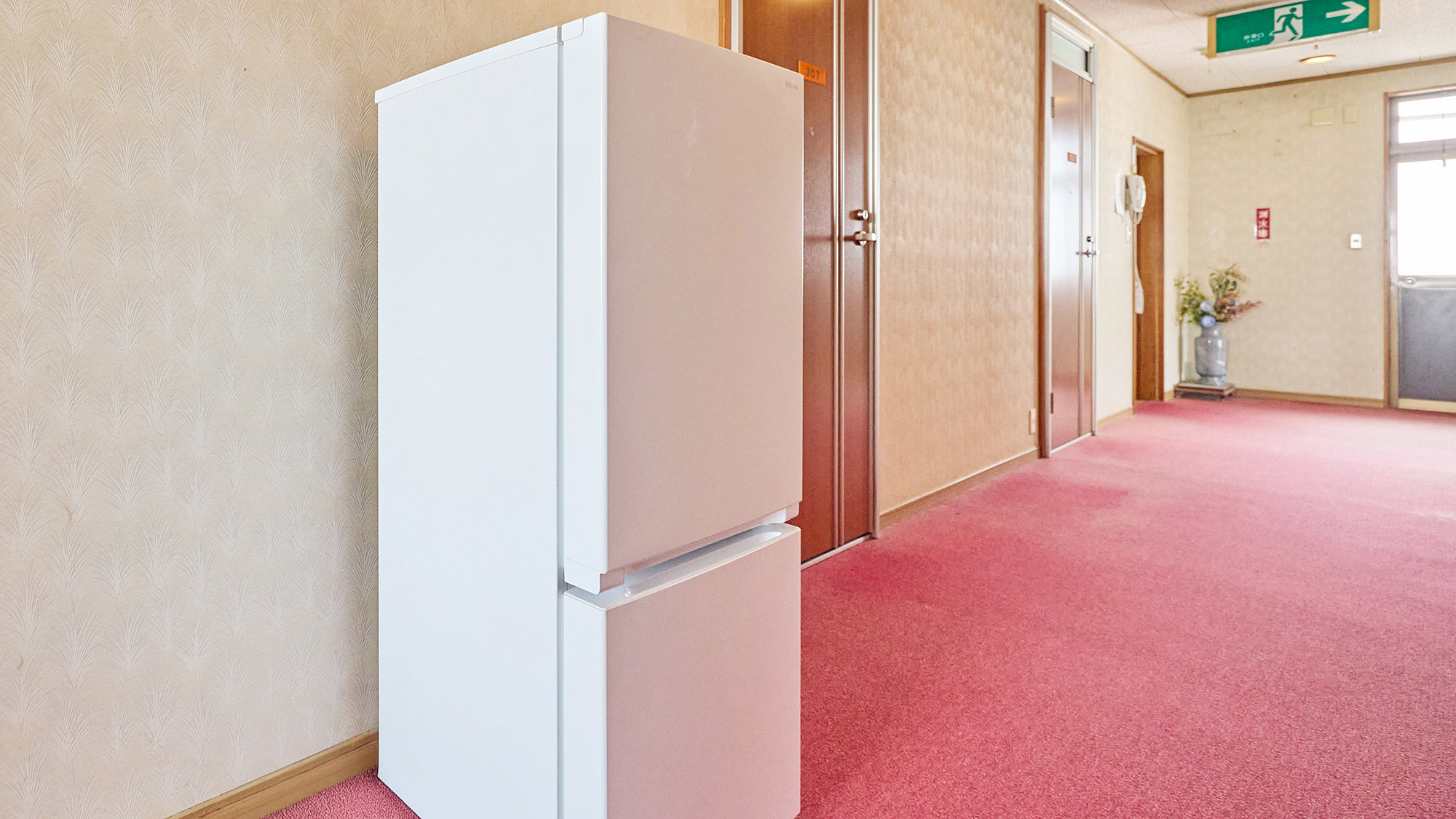 ・【館内設備】長期滞在に嬉しい共有の冷蔵庫を各階に完備。ルールを守って譲り合ってご利用ください