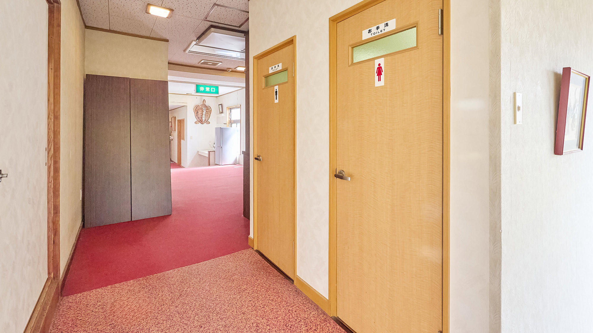 ・【ロビー】男女別の共用トイレを完備。どなた様も安心してご利用いただけます