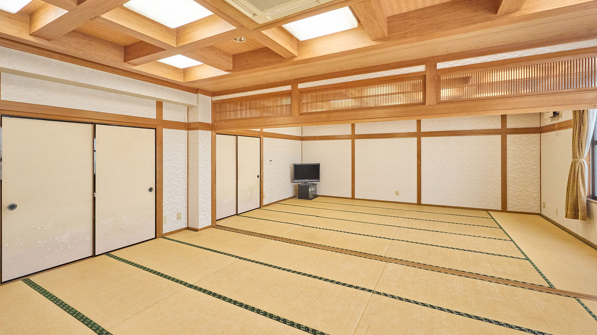 ・【和室30畳】2間続きの広々とした30畳のお部屋。快適な大浴場と共同トイレは、館内にございます