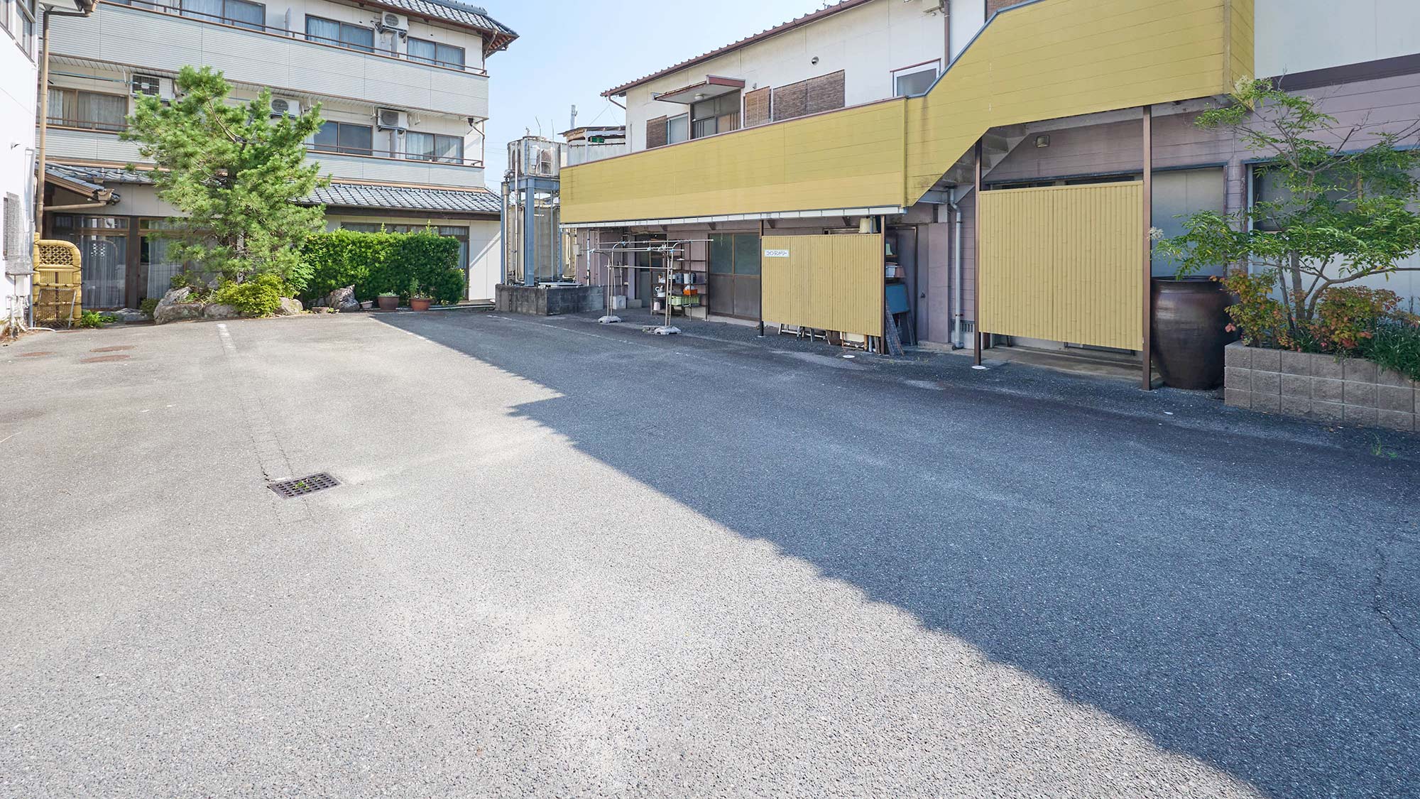 ・【駐車場】大型車も駐車できる、広々とした駐車場を完備しております