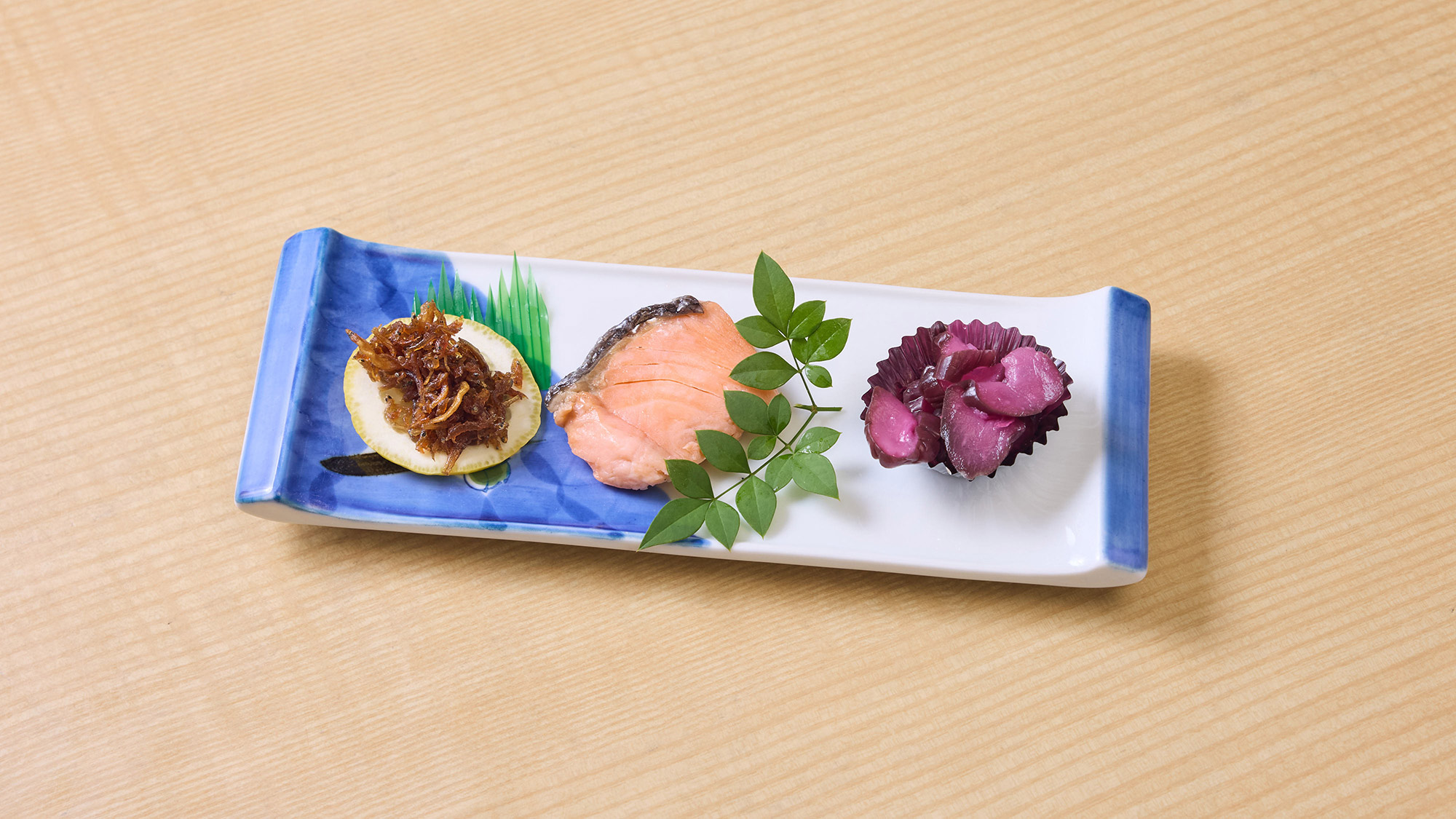 ・【朝食一例】焼き魚に小鉢、バランスの取れた和朝食。清々しい一日のスタートを