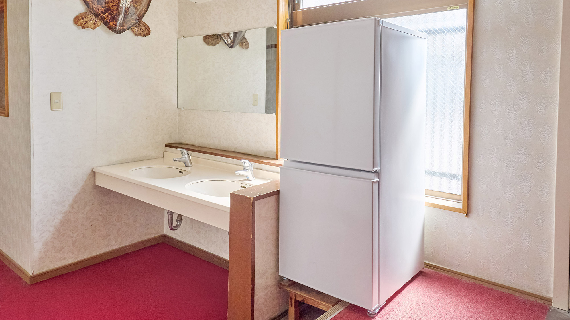 ・【館内設備】大きな鏡が嬉しい共用洗面台。ゆったりと身支度を整えられます