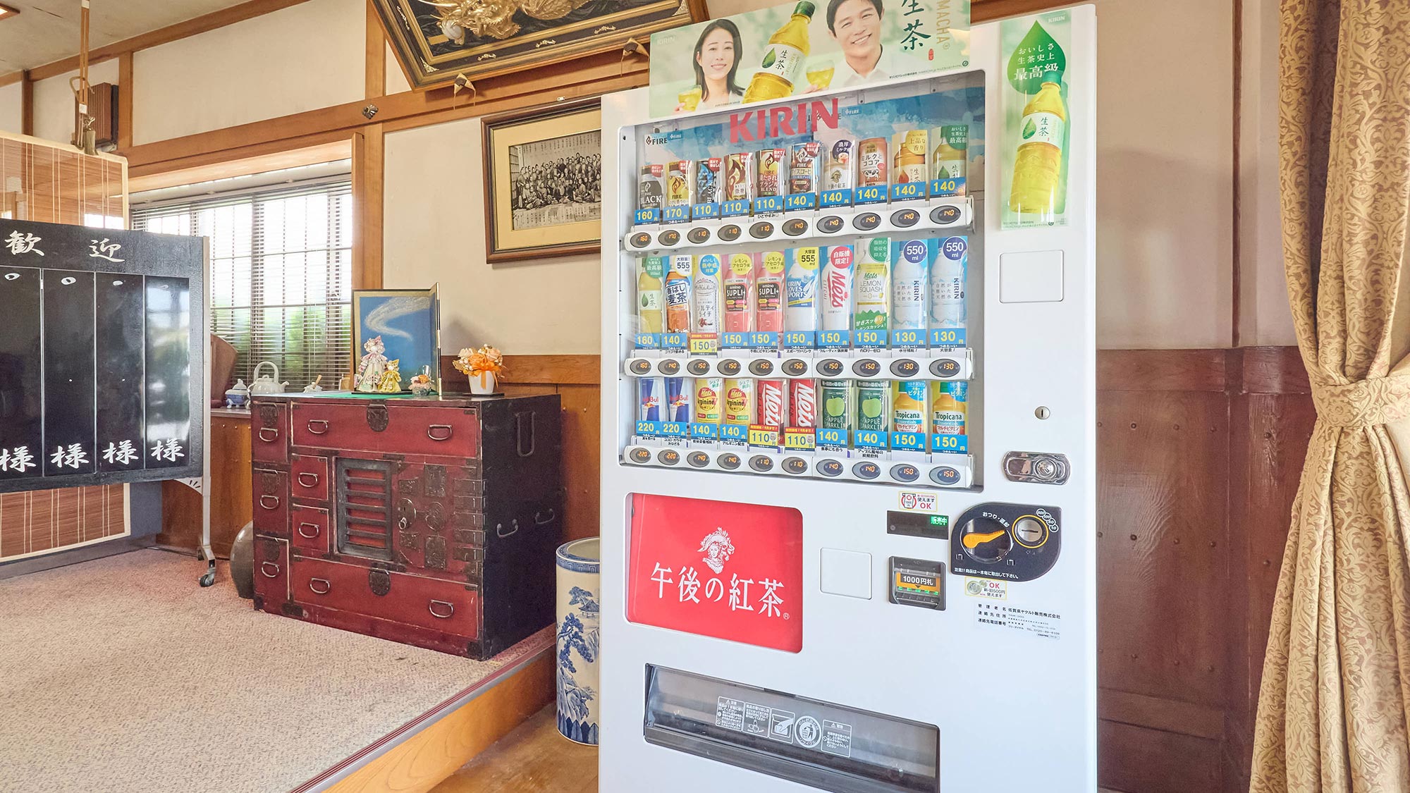 ・【ロビー】自動販売機を完備。外出の手間なくお好きな時間にお買い求めいただけます