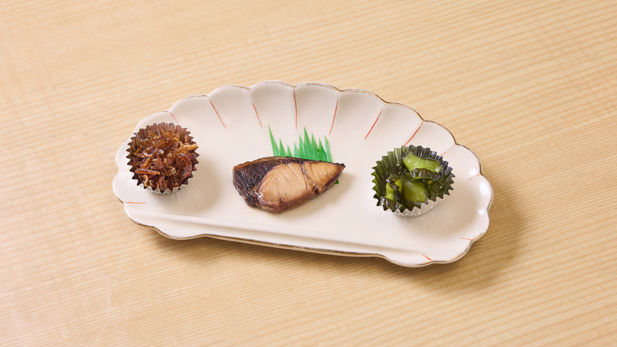 ・【朝食一例】焼き魚と小鉢が並ぶ和朝食。ほっとする味わいで、一日の活力を