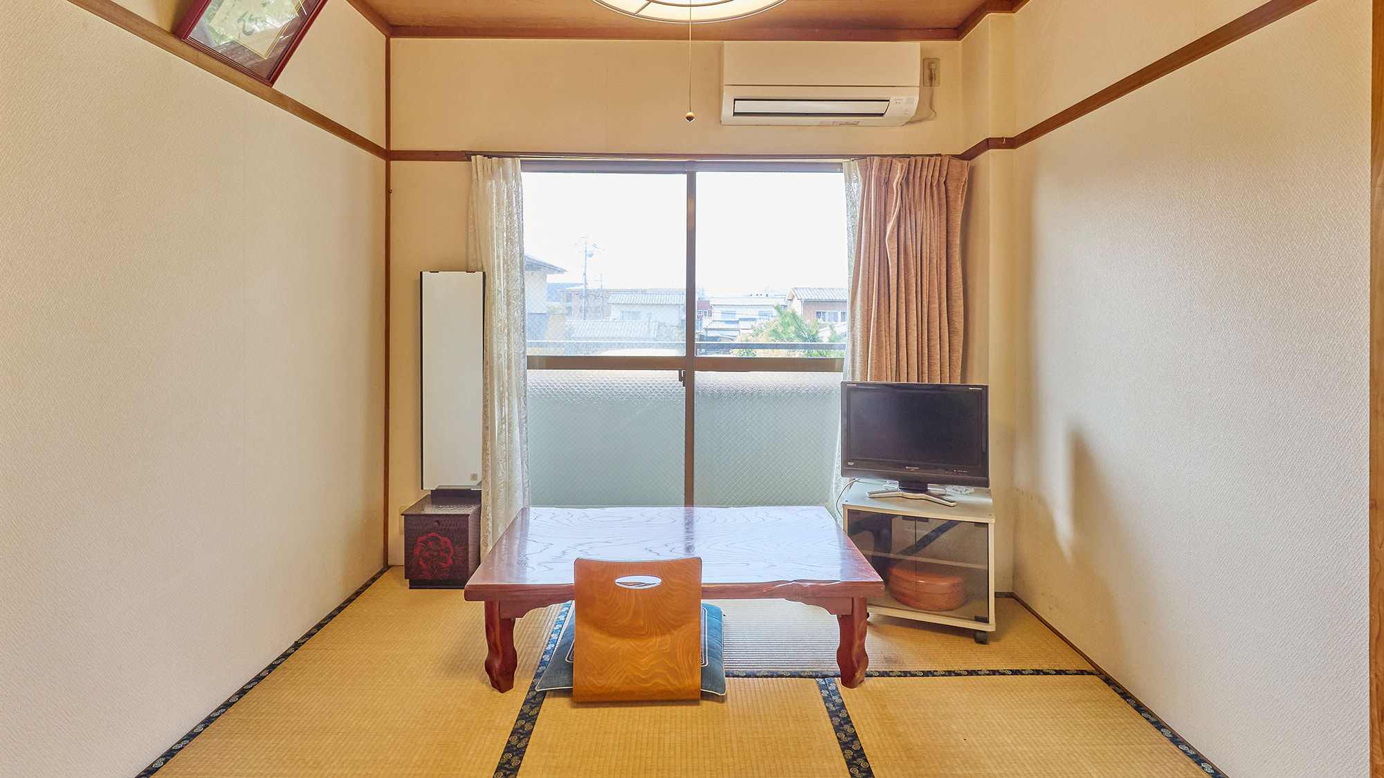 ・【和室6畳】観光やビジネスにも最適。畳の癒しの空間で、のんびりとお過ごしいただけます