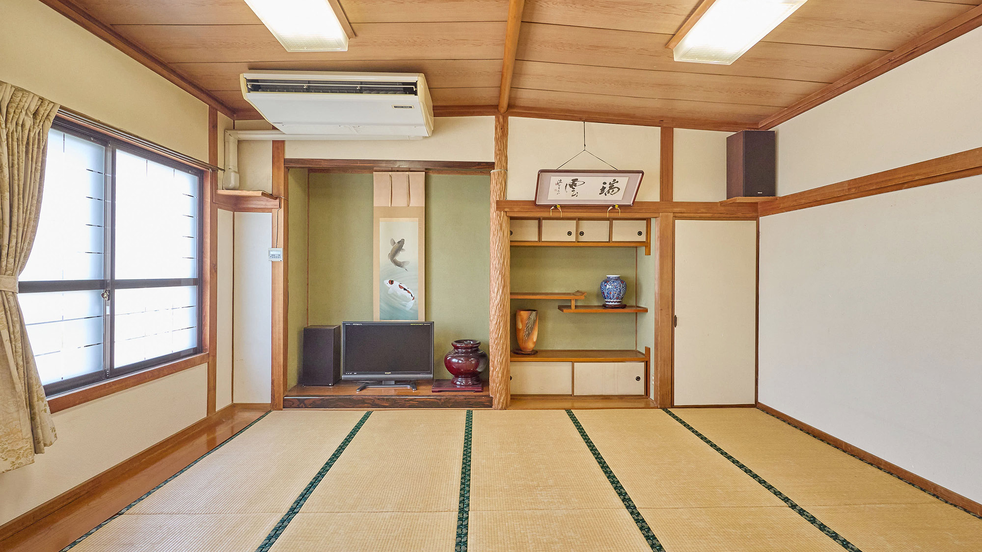 ・【和室15畳】開放的な15畳の和室。快適な大浴場と共同トイレは、館内にございます