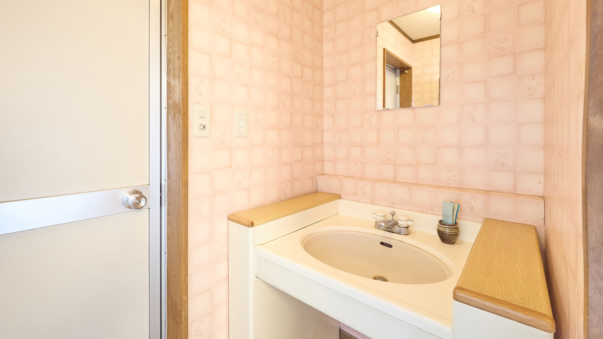 ・【ユニットバス付和室6畳】広々とした洗面スペースで、朝の身支度も快適に過ごすことができます