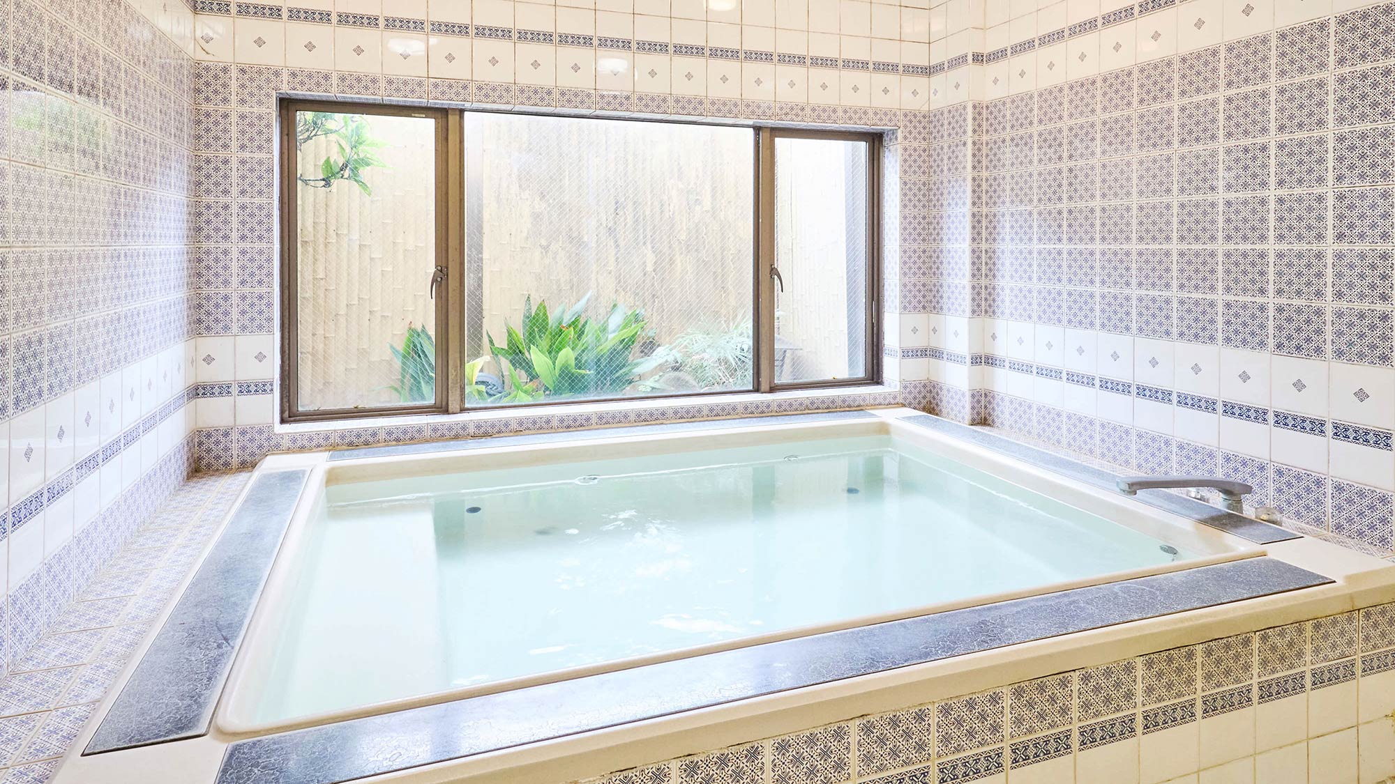 ・【大浴場】広々浴槽を完備。心身ともに温まり、日頃の疲れを洗い流すことができます