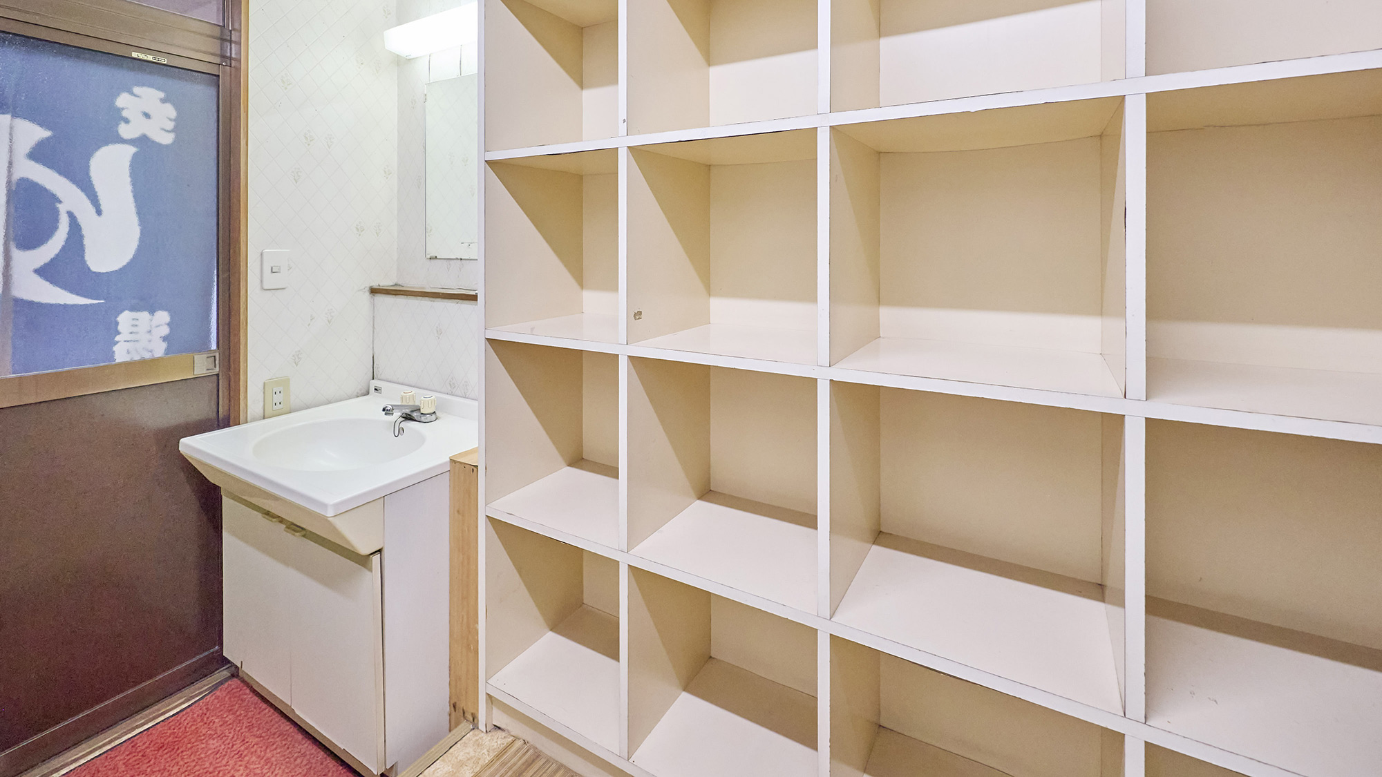 ・【大浴場】広々とした脱衣所を完備。ゆったりと着替えて、癒しの時間をお過ごしください