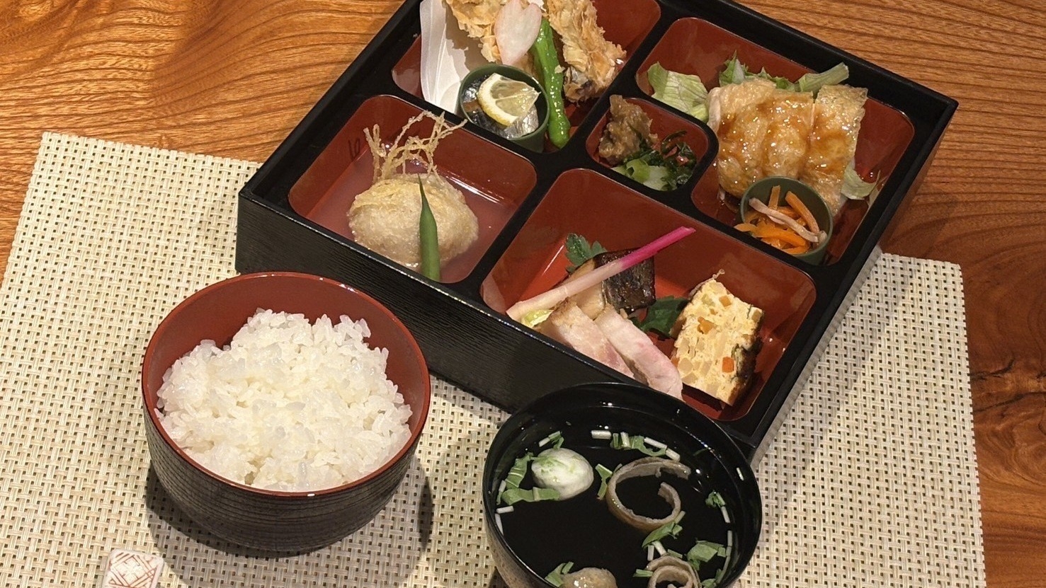 【自慢の創作弁当付(朝食なし)】ご夕食はお部屋でゆっくりお弁当！お気軽温泉旅にぴったり！11時OUT