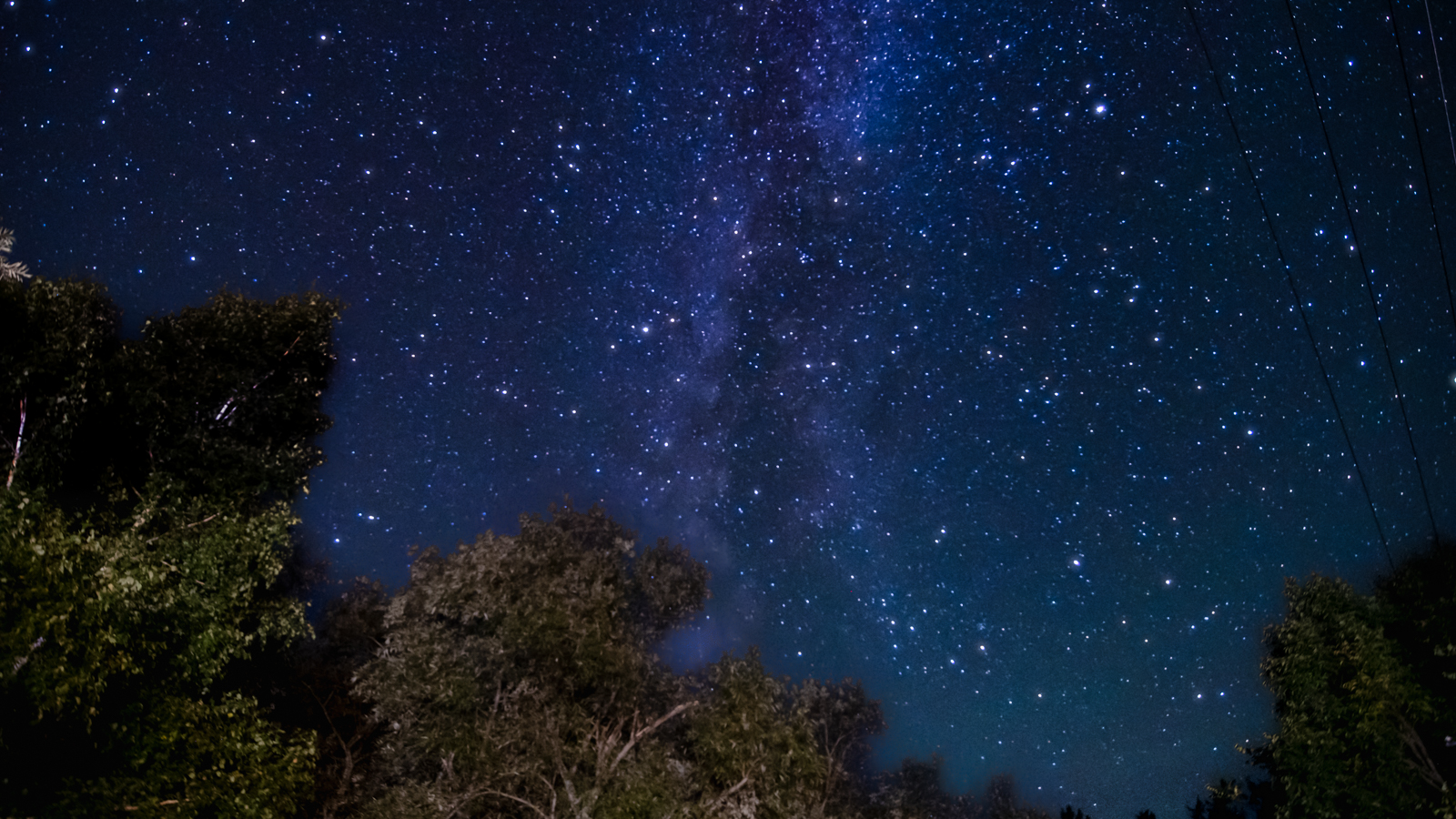 宿の傍で見上げる星空