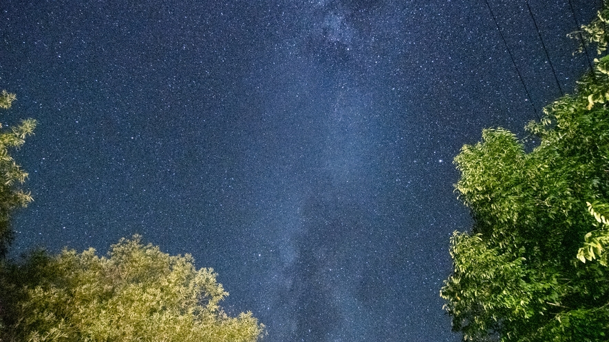 秋の夜の、そぞろ歩きに見上げた満天の星空と天の川。