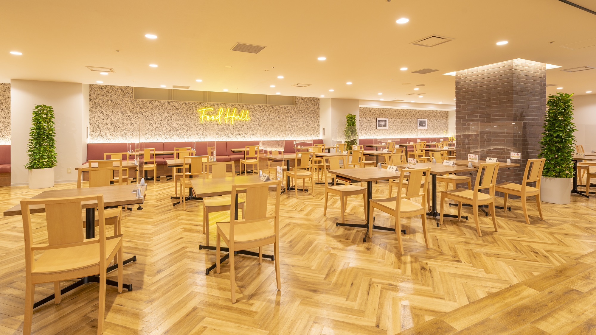 【ビュッフェレストラン「ROWAN　FOOD　HALL」】