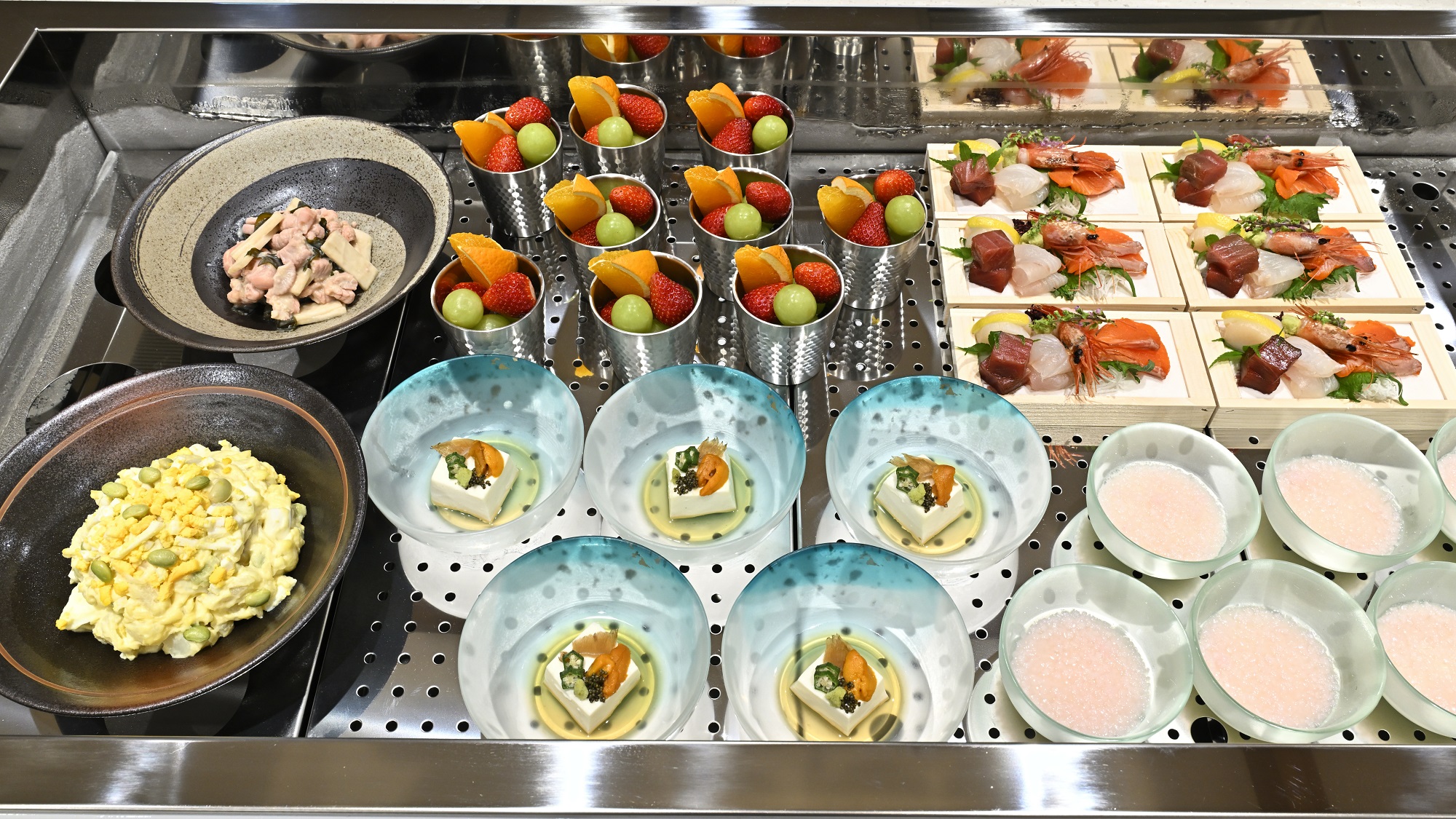 【囲炉裏風ダイニングしらかば】おばんざいコーナー