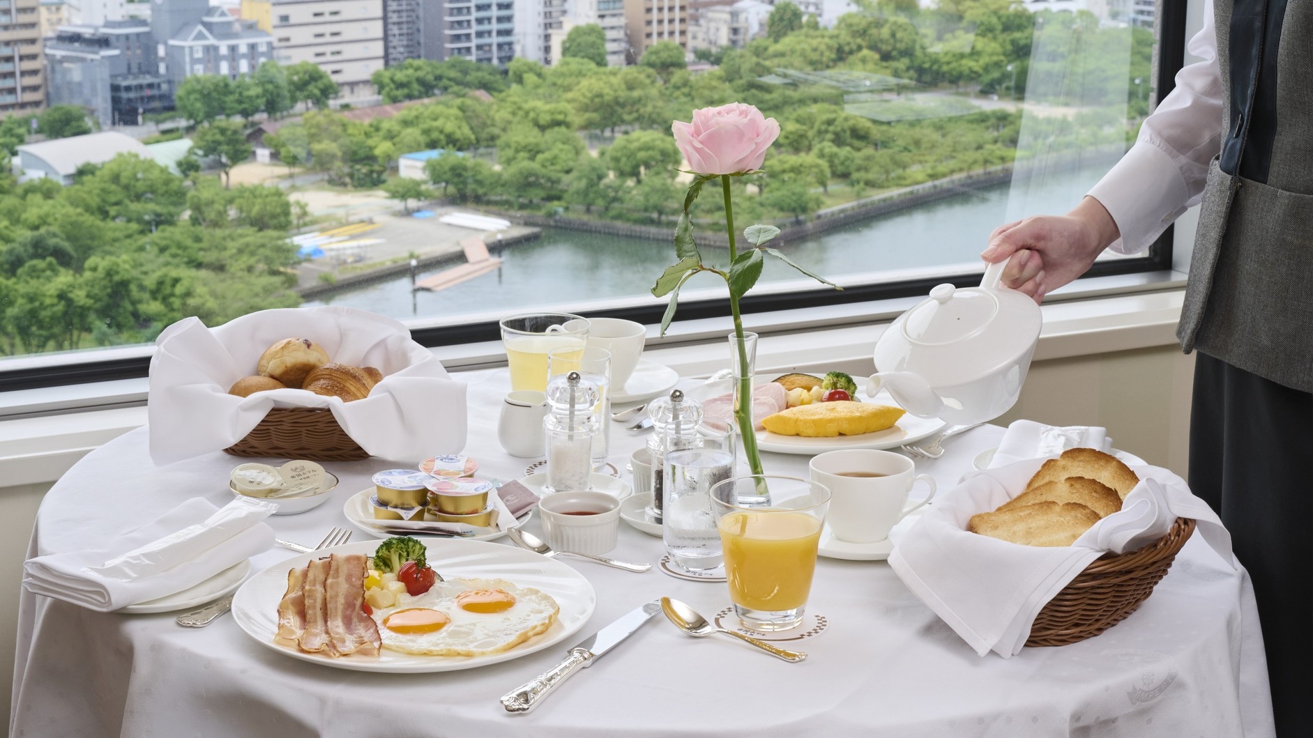 お部屋に届く贅沢朝食＆14時までゆったりステイ【レイトアウト＆ルームサービス朝食付】